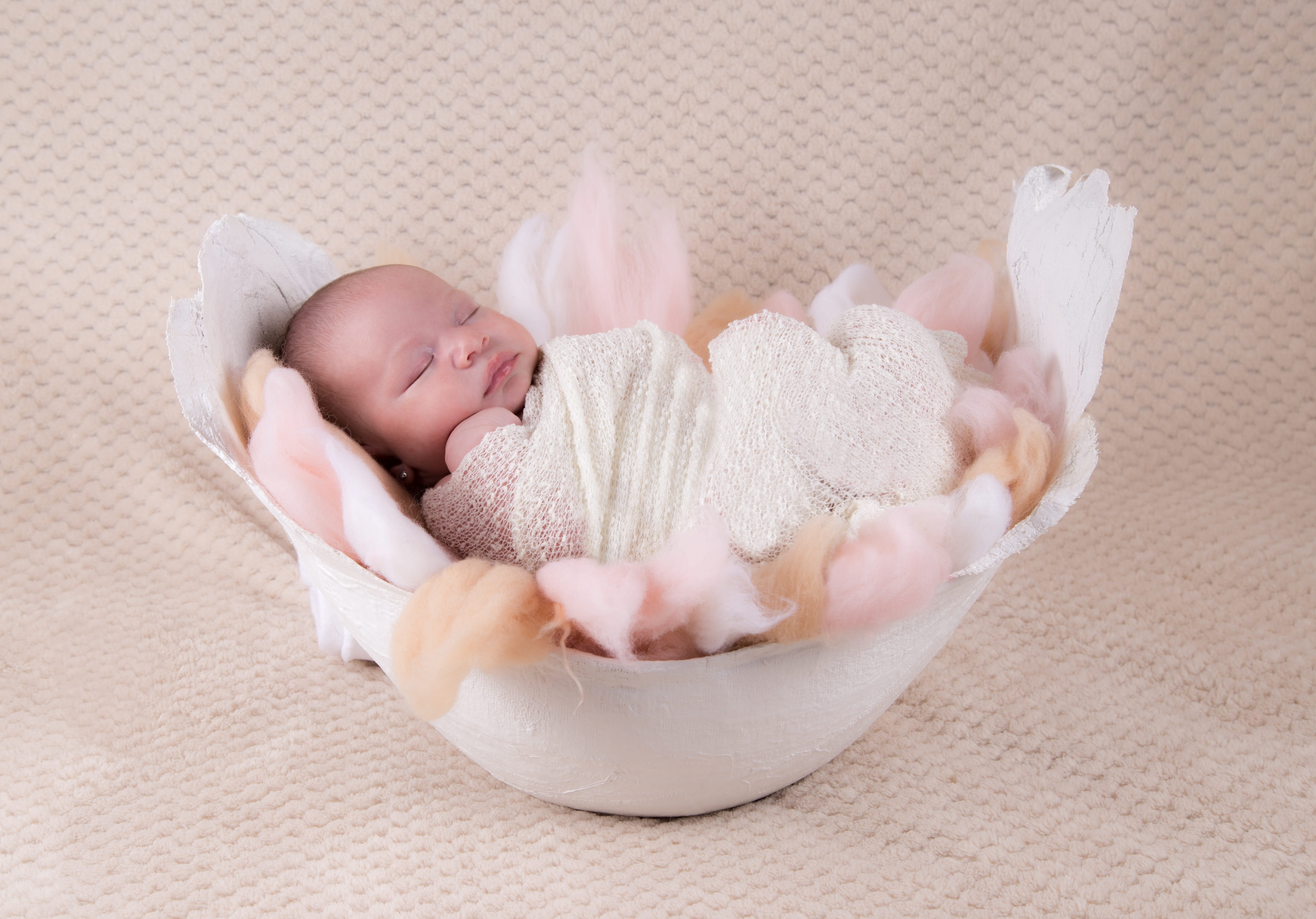 indoors, smile, fragility, sleeping, alegre, one person, fantasy, childhood, beautiful, sweet, think, eyes closed, barriga, new life, relaxation, session drink, HD Wallpaper