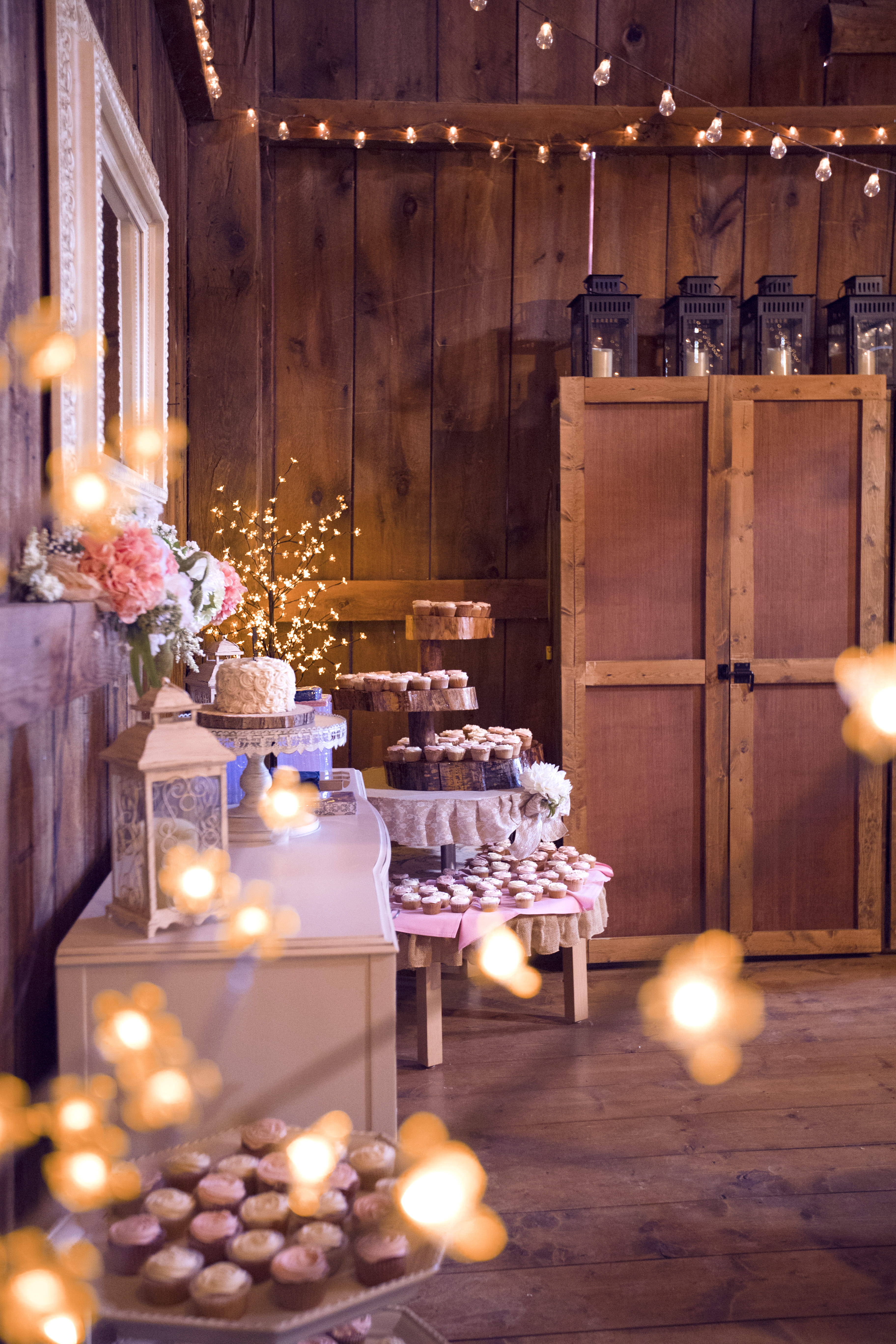 cake, michigan wedding, plant, wedding decorations, barn, tea light, wood - material, wedding, christmas ornament, wealth, wedding decor, elegance, rustic wedding, Phone HD Wallpaper