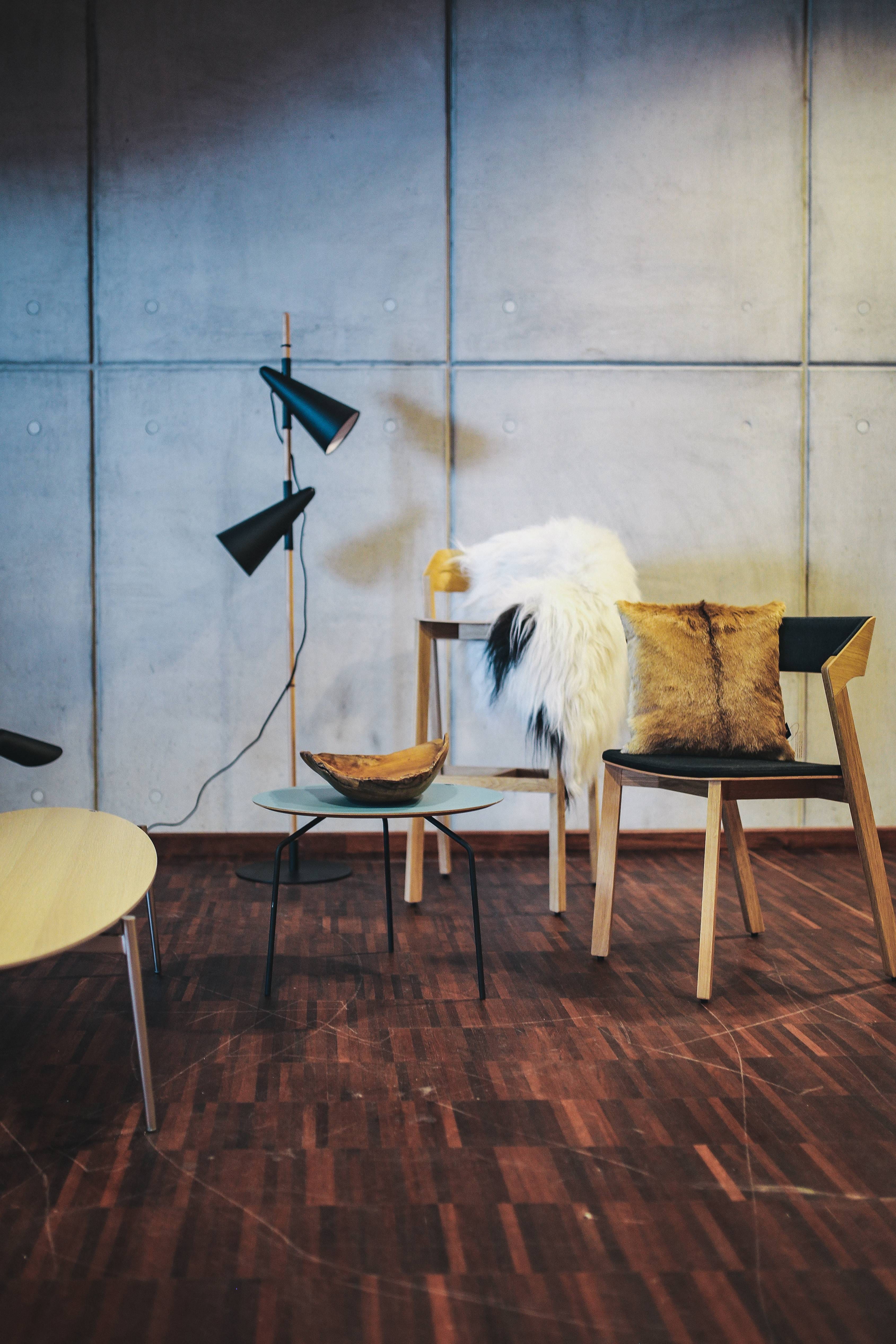 expo, tables, animal, style, arranged, domestic Room, absence, wood, exhibition, furniture, indoors, pets, wood - material, chairs, show, vertebrate, Collection, Phone HD Wallpaper