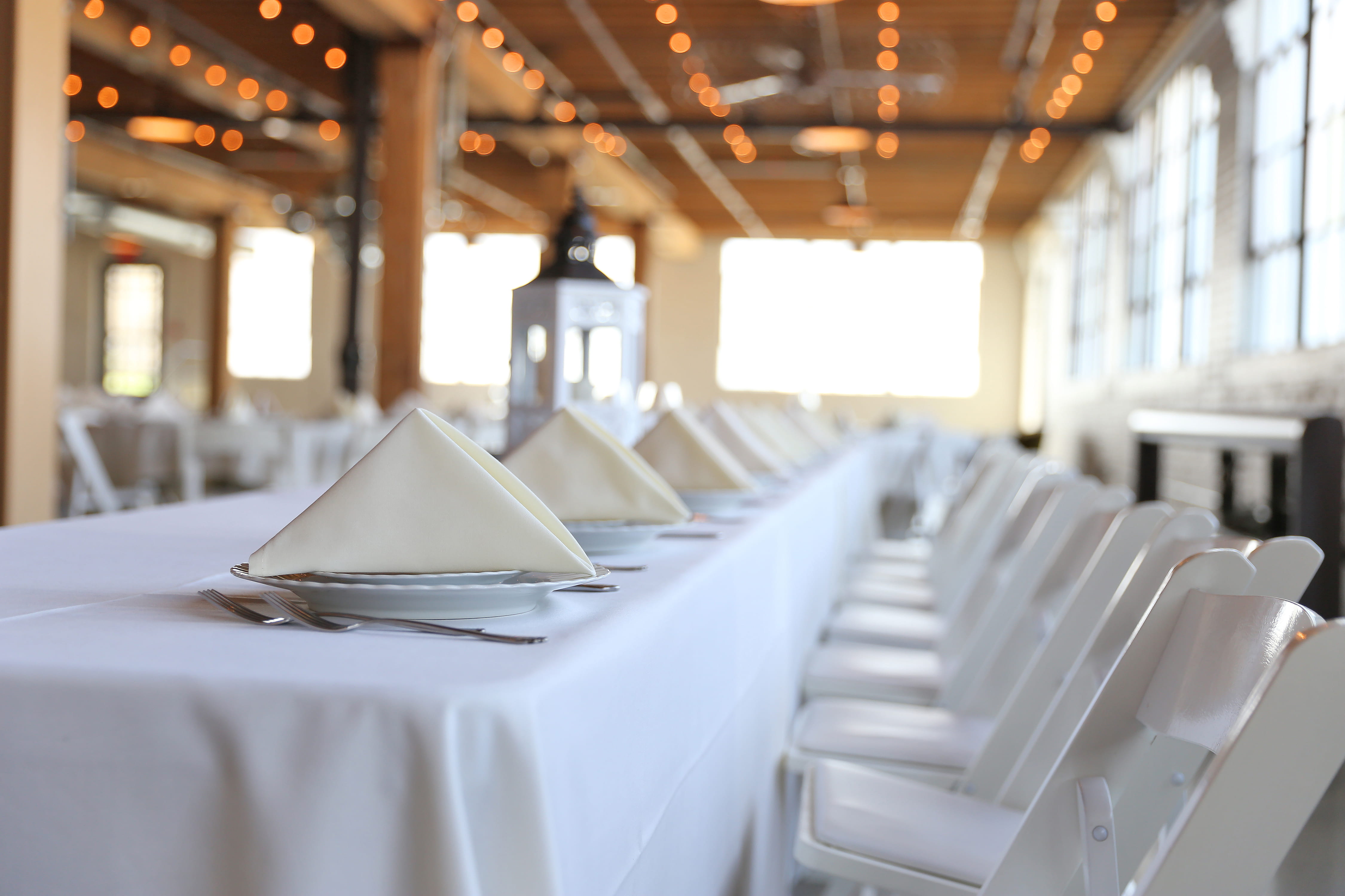 place setting, restaurant, 4K, in a row, covered, napkins, armchairs, light, empty, chair, marriage, wedding, seat, napkin, white color, food and drink, HD Wallpaper
