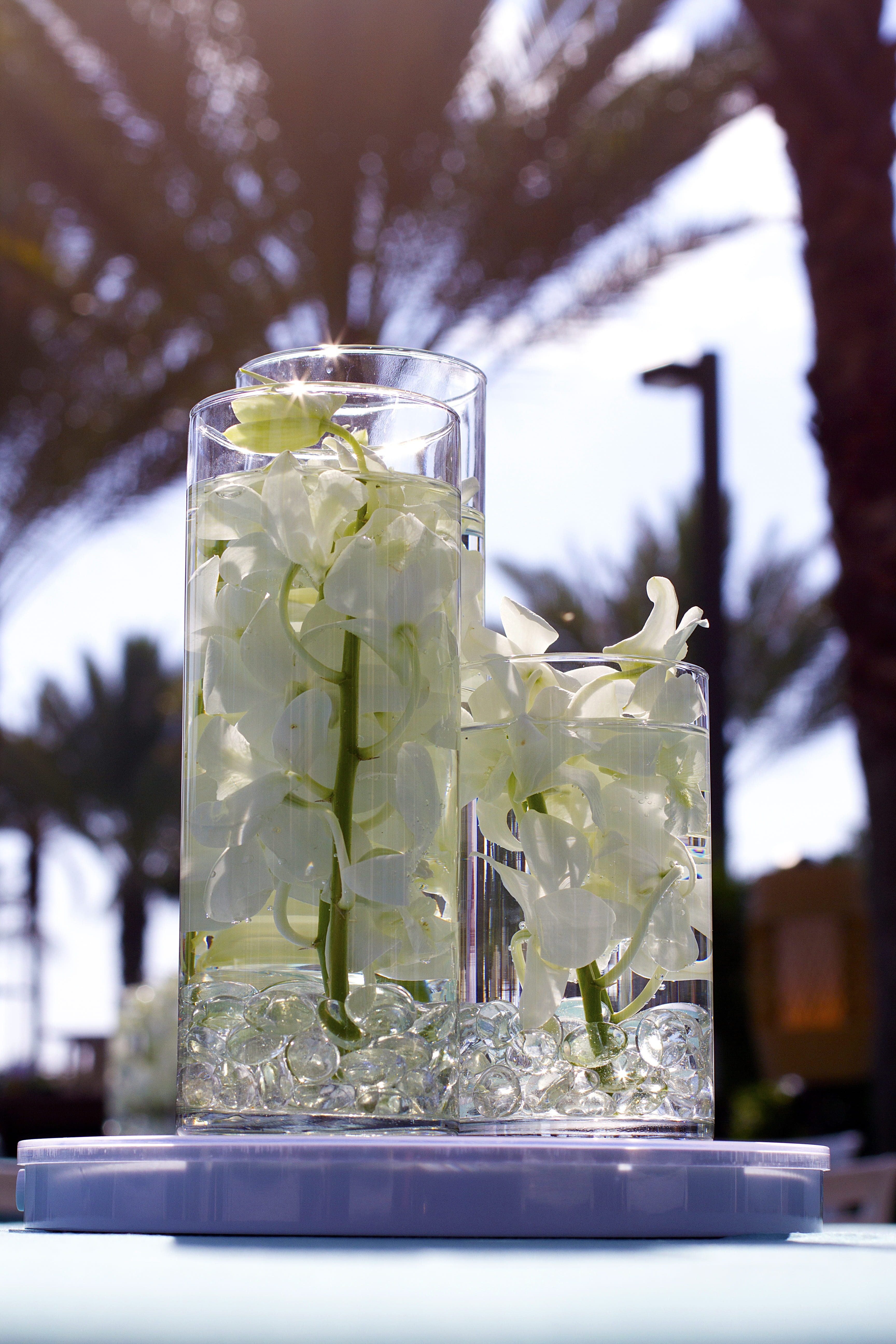 still life, 5K, transparent, table, freshness, beach, cold temperature, white, reception, celebration, drinking glass, luxury, decoration, arrangement, Phone HD Wallpaper