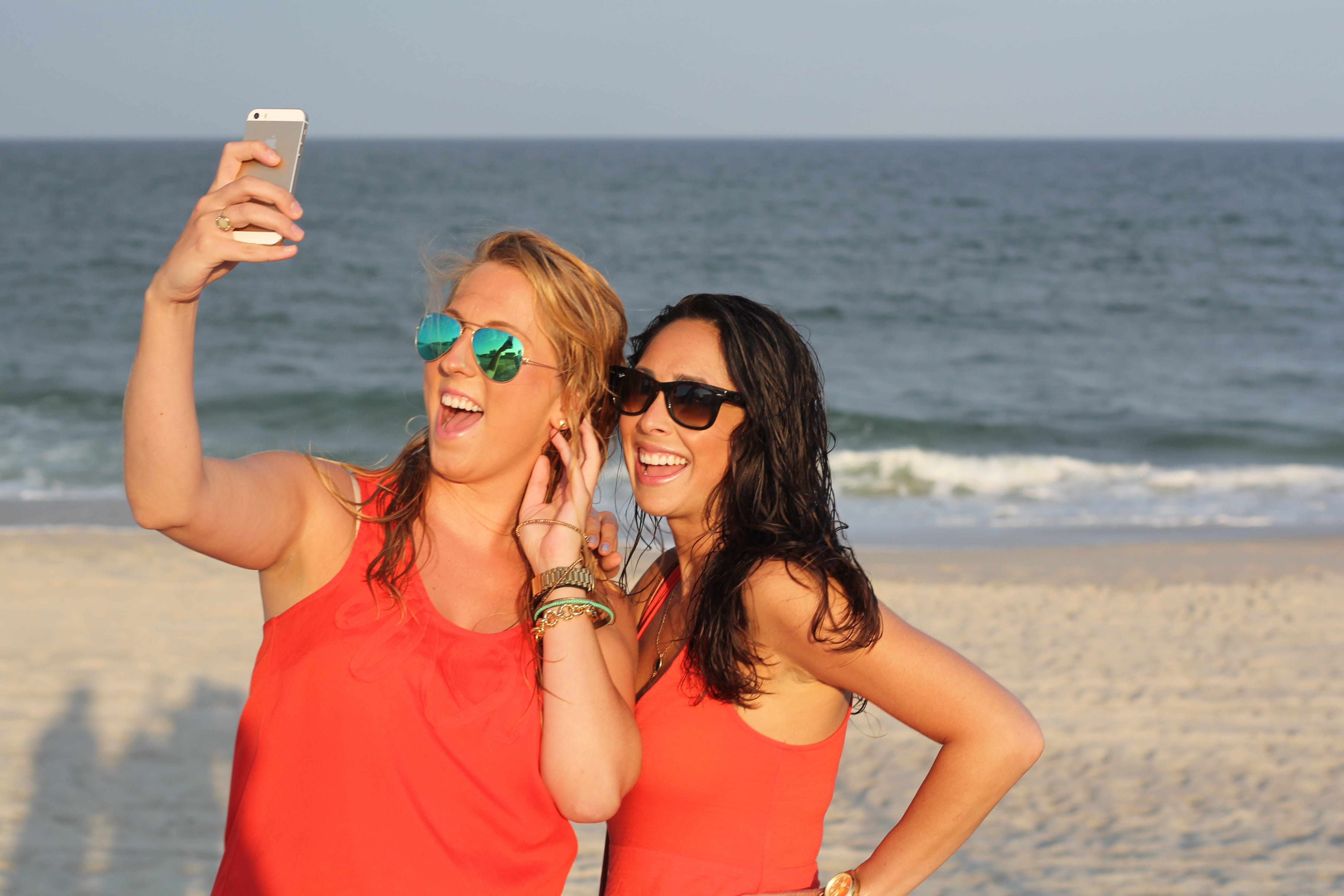 smart phone, cell, smiles, friends, sunglasses, female, togetherness, shore, smiling, photo messaging, water, happiness, wireless technology, photography themes, HD Wallpaper