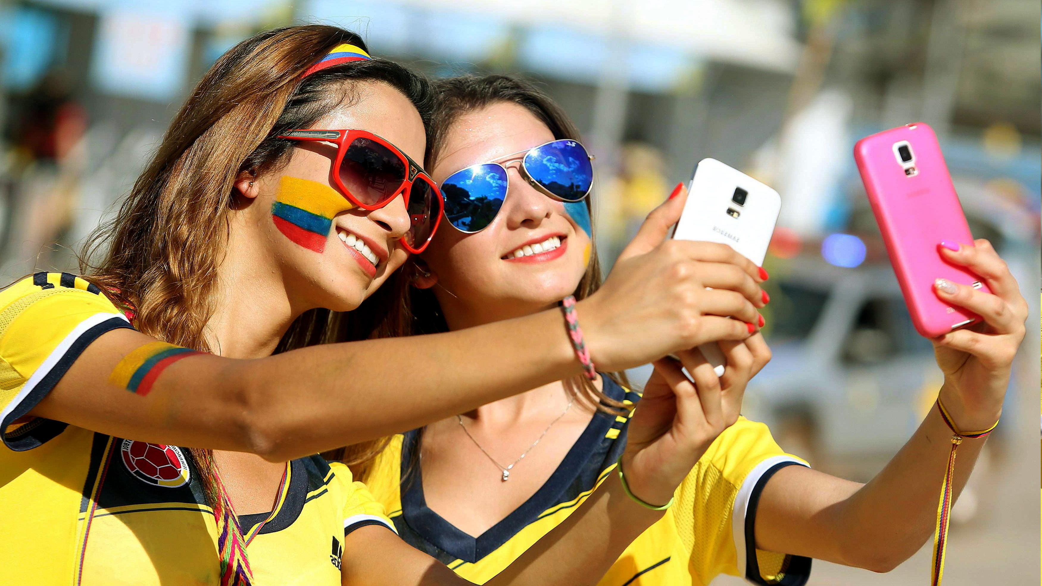 portable information device, smiling, Selfies, activity, happiness, women, brunette, adolescence, Colombia, selfie, mobile phone, smart phone, wireless technology, HD Wallpaper