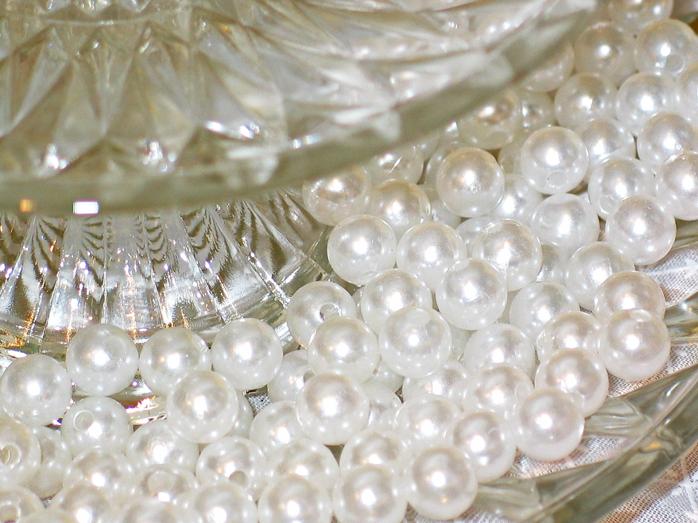 wealth, wedding table, festive decorations, necklace, artfully, glass plate, mood, white, balls, decoration, rest, decorate, abundance, christmas, structure, HD Wallpaper