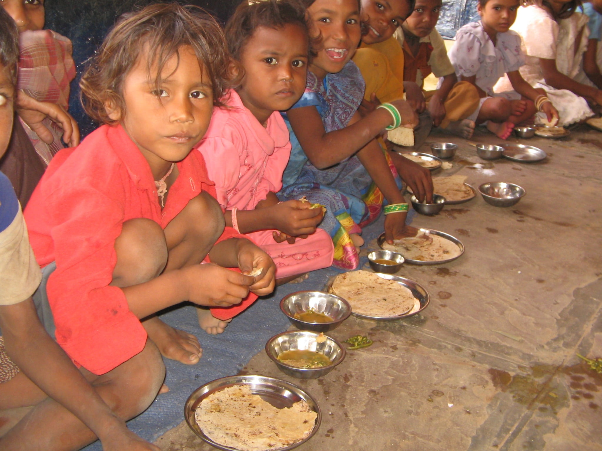 togetherness, india, eating, innocence, poverty, high angle view, boys, akshaya patra rajasthan, child, leisure activity, decentralized kitchen, roti, school children, HD Wallpaper