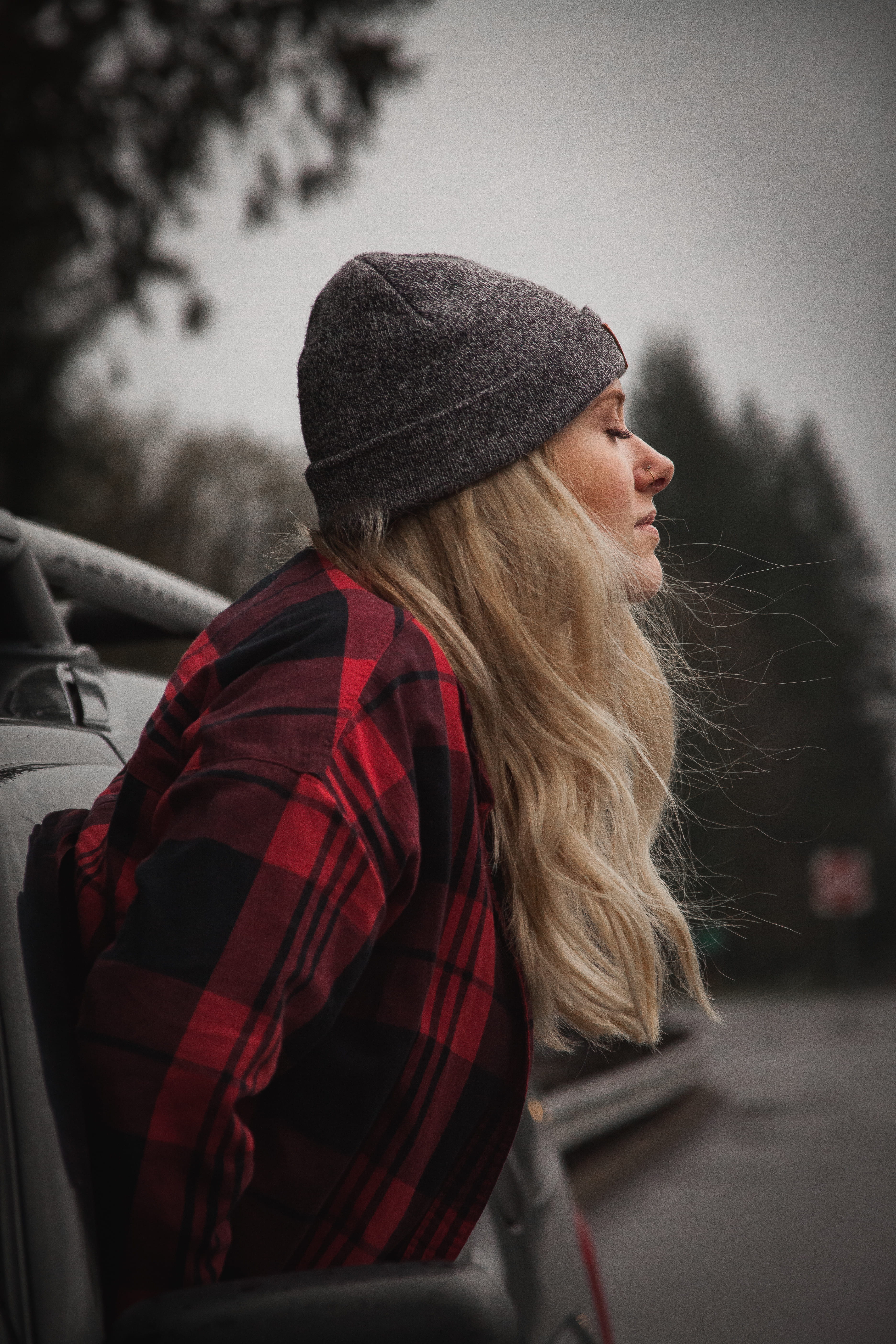 explore, side view, wander, focus on foreground, flannel, leisure activity, young adult, road trip, real people, long hair, wanderlust, girl, winter, eyes closed, Phone HD Wallpaper