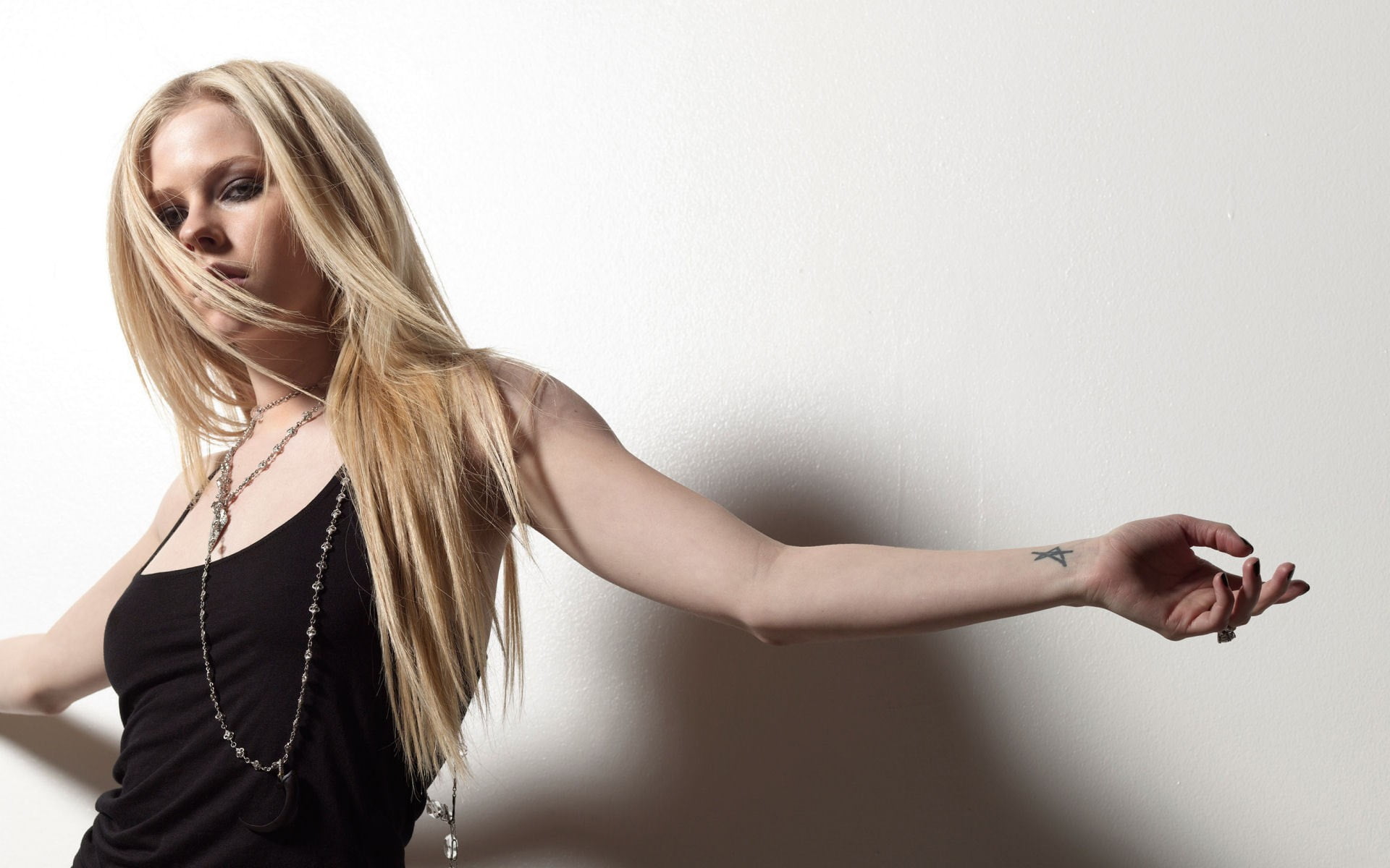 studio shot, hair, one person, 1080P, blond hair, young women, blonde, wall - building feature, looking at camera, young adult, Avril Lavigne, hairstyle, HD Wallpaper