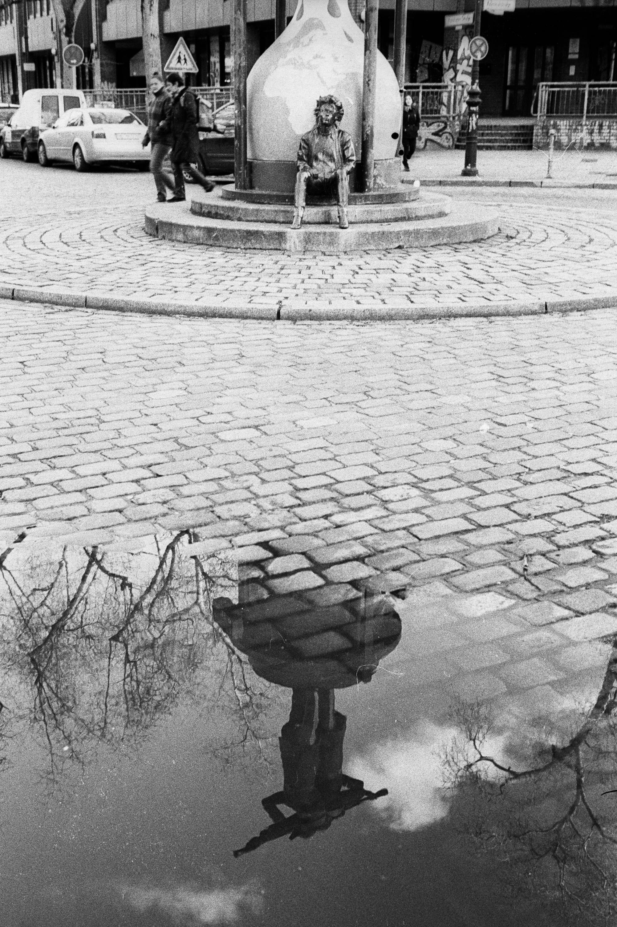 reflection, white, built structure, roundabout, group of people, 2K, real people, rainy season, deutschland, wet, men, rain, 35, outdoors, travel, water, Phone HD Wallpaper