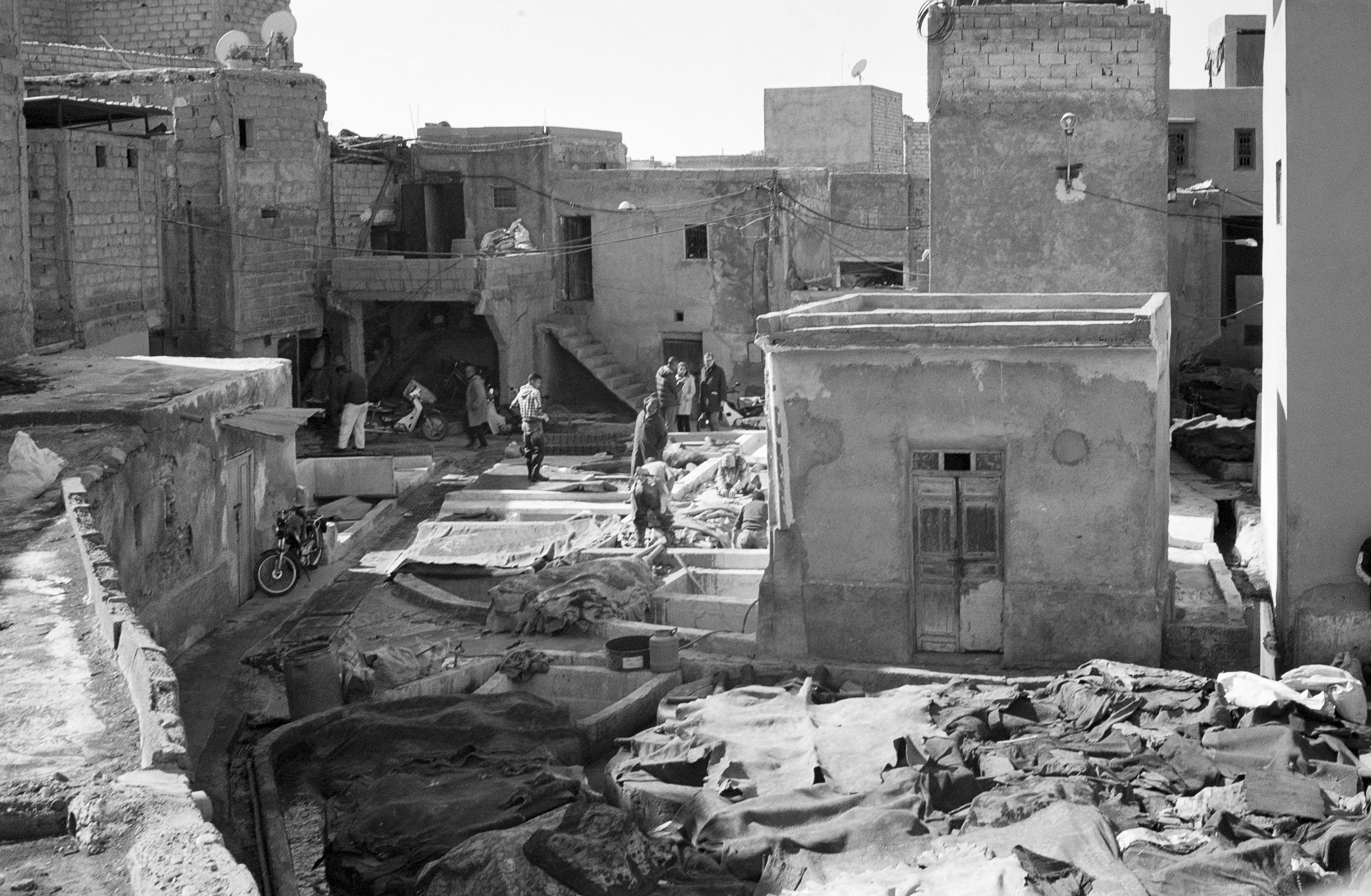 yashica, architecture, analog, monochrome, damaged, film, sunlight, sky, marrakesh, men, day, city, messy, built structure, building, real people, outdoors, HD Wallpaper