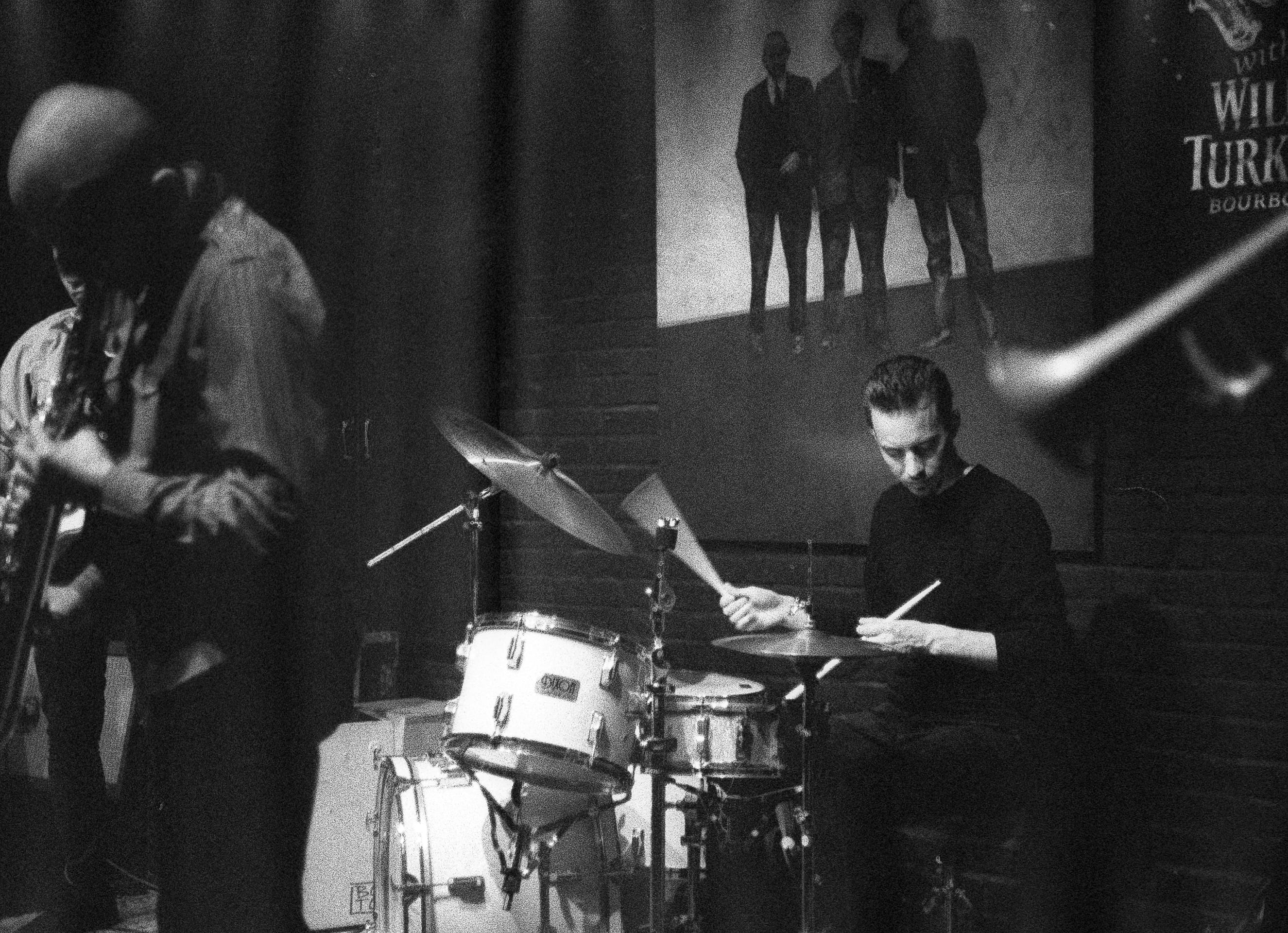 2K, playing, performance, event, stage, men, stage - performance space, jazz, delta, monochrome, music, analog, 35, percussionist, ilford, boto, drummer, HD Wallpaper