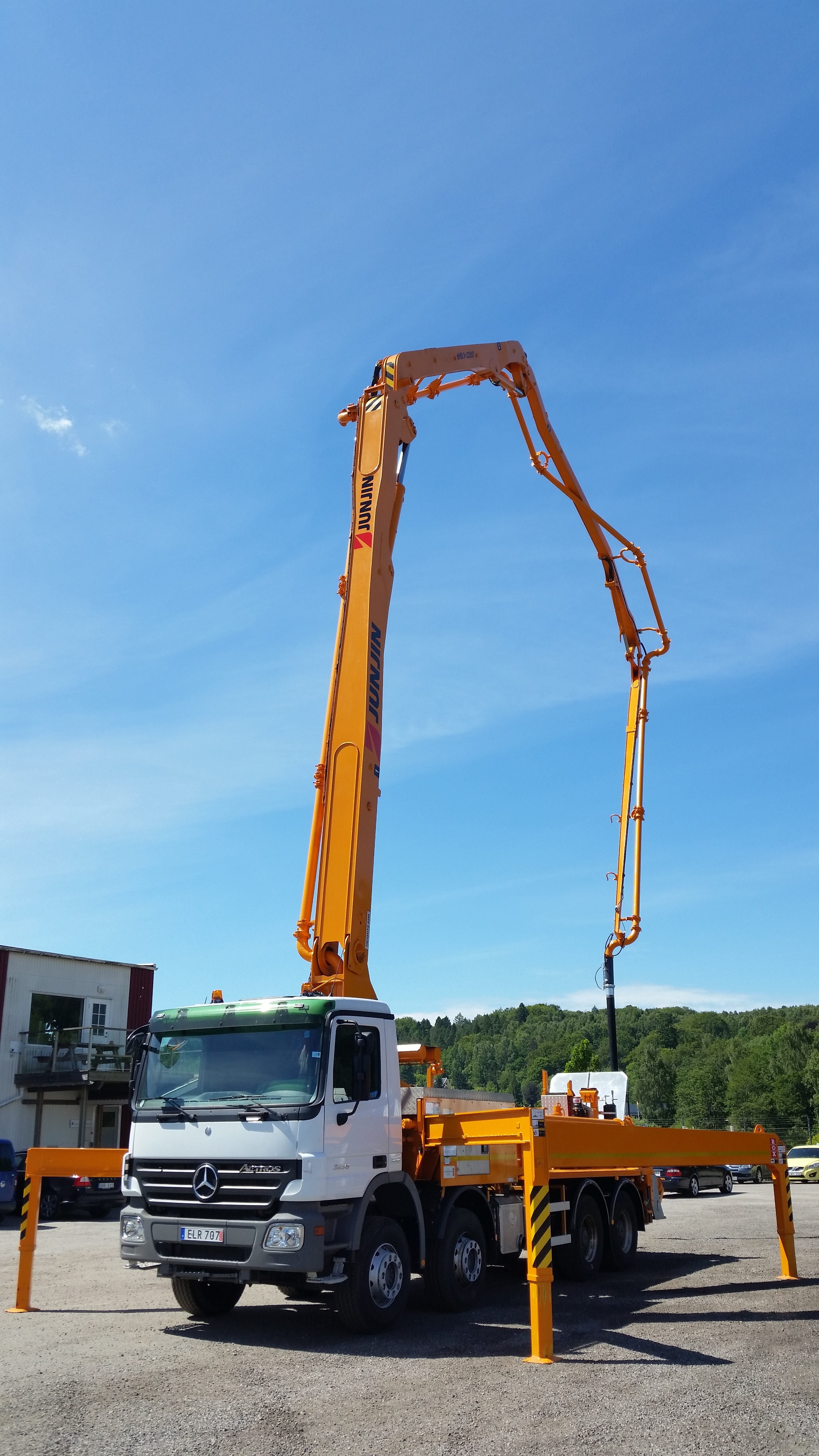 construction machinery, outdoors, Pump, nature, day, 5K, industry, motor vehicle, industrial equipment, construction industry, crane - construction machinery, Phone HD Wallpaper