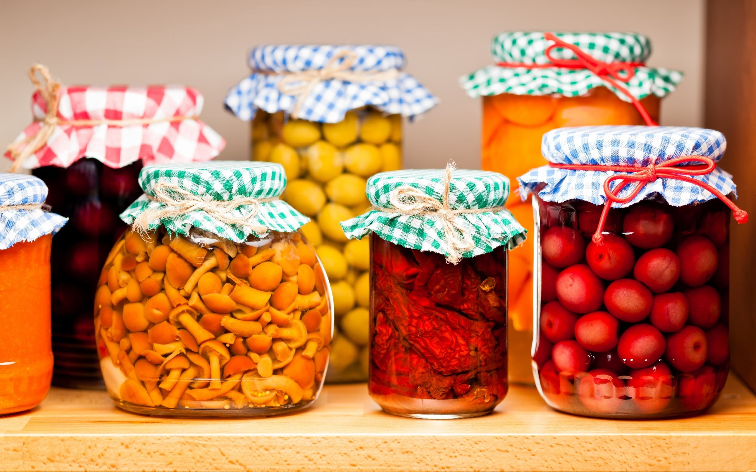 large group of objects, 2K, market, indoors, abundance, banks, glass, wellbeing, temptation, canned Food, tomato, sweet Food, refreshment, pickled, preserves, HD Wallpaper