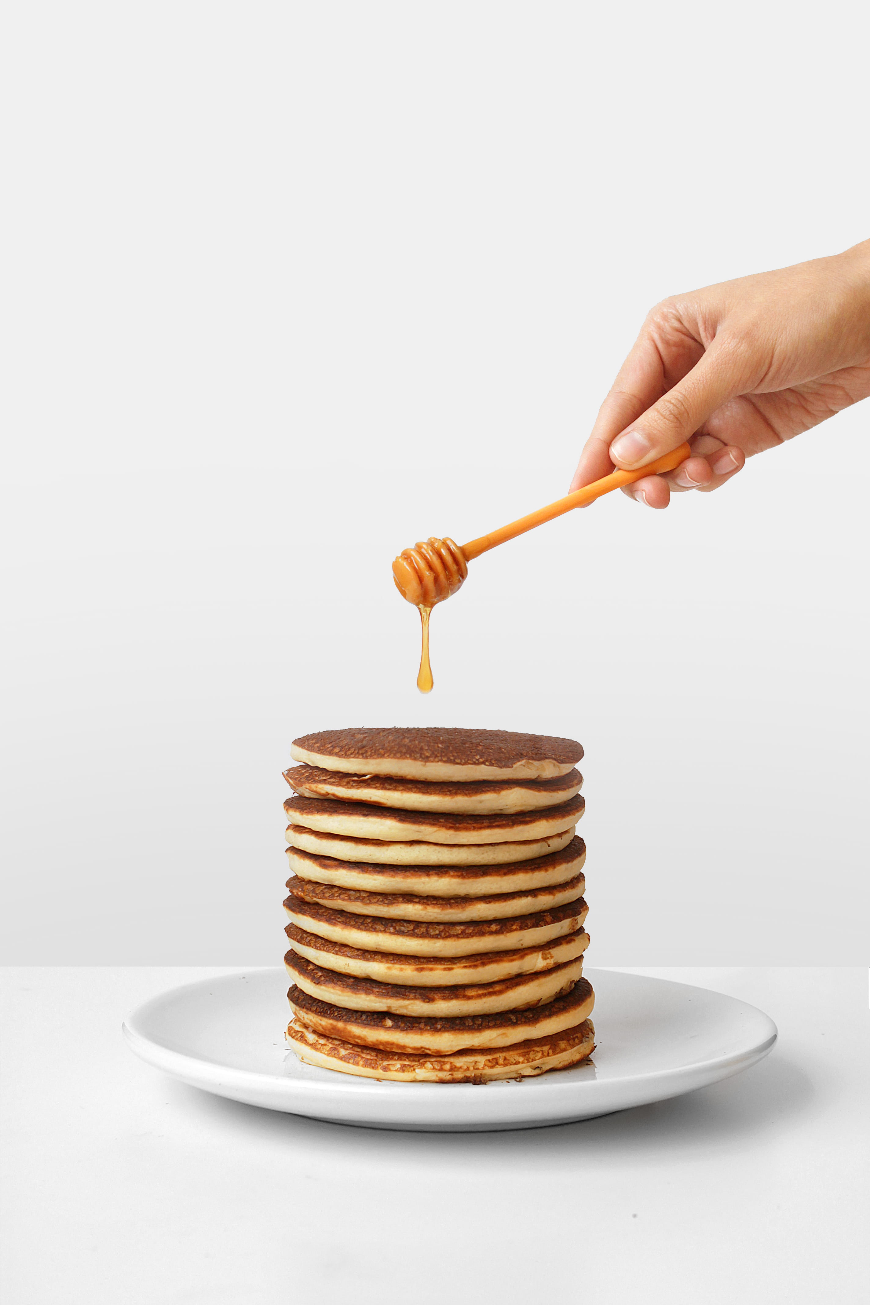 one person, hand, copy space, studio shot, sweet food, 4K, human hand, indulgence, freshness, honey, temptation, indoors, plate, stack, dipper, body part, Phone HD Wallpaper
