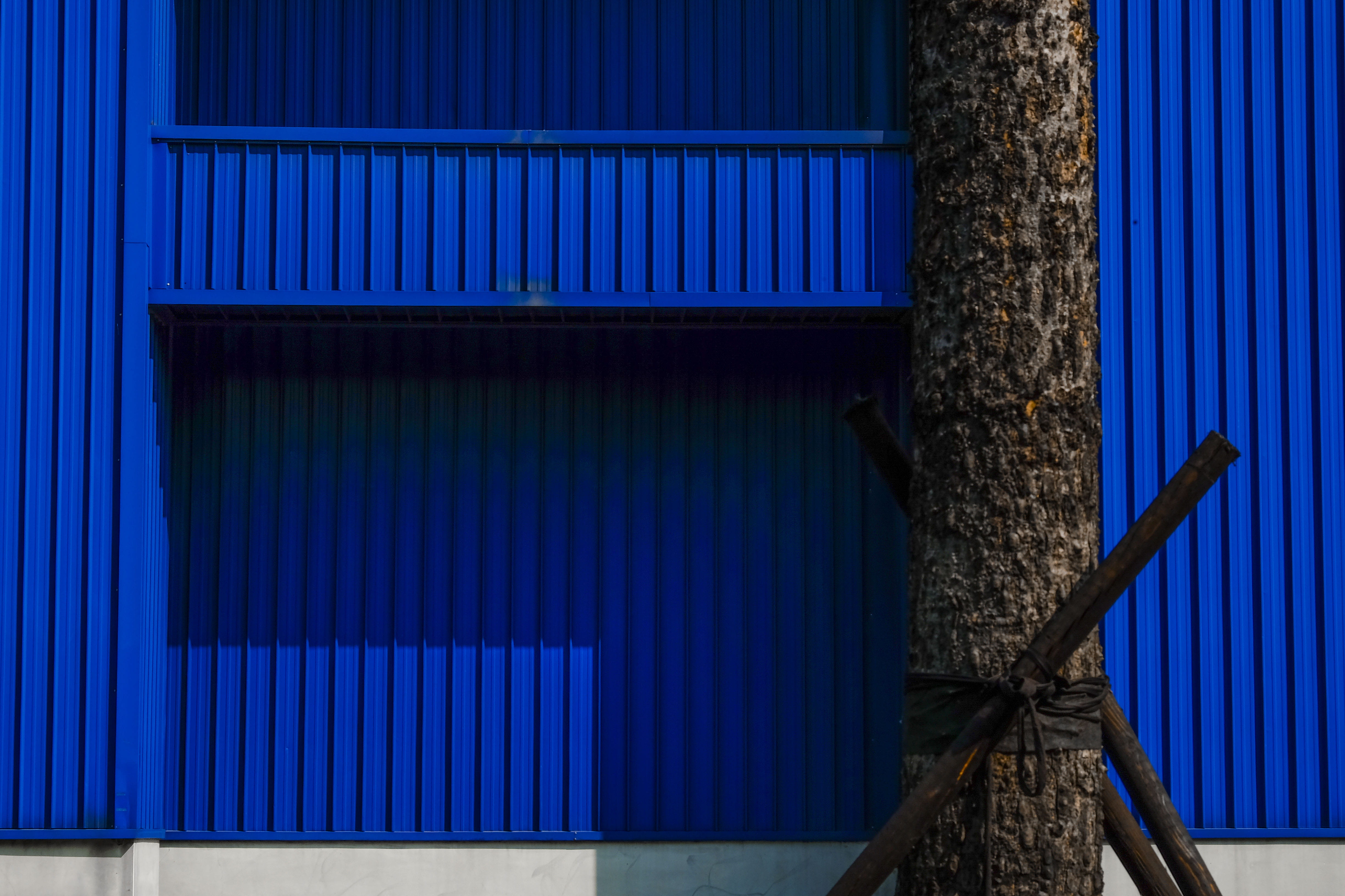 illuminated, 4K, colour, day, trunk, shadow, architecture, minimalistic, support, urban, staircase, iron, metal, outdoors, minimal, one colour, new taipei, HD Wallpaper