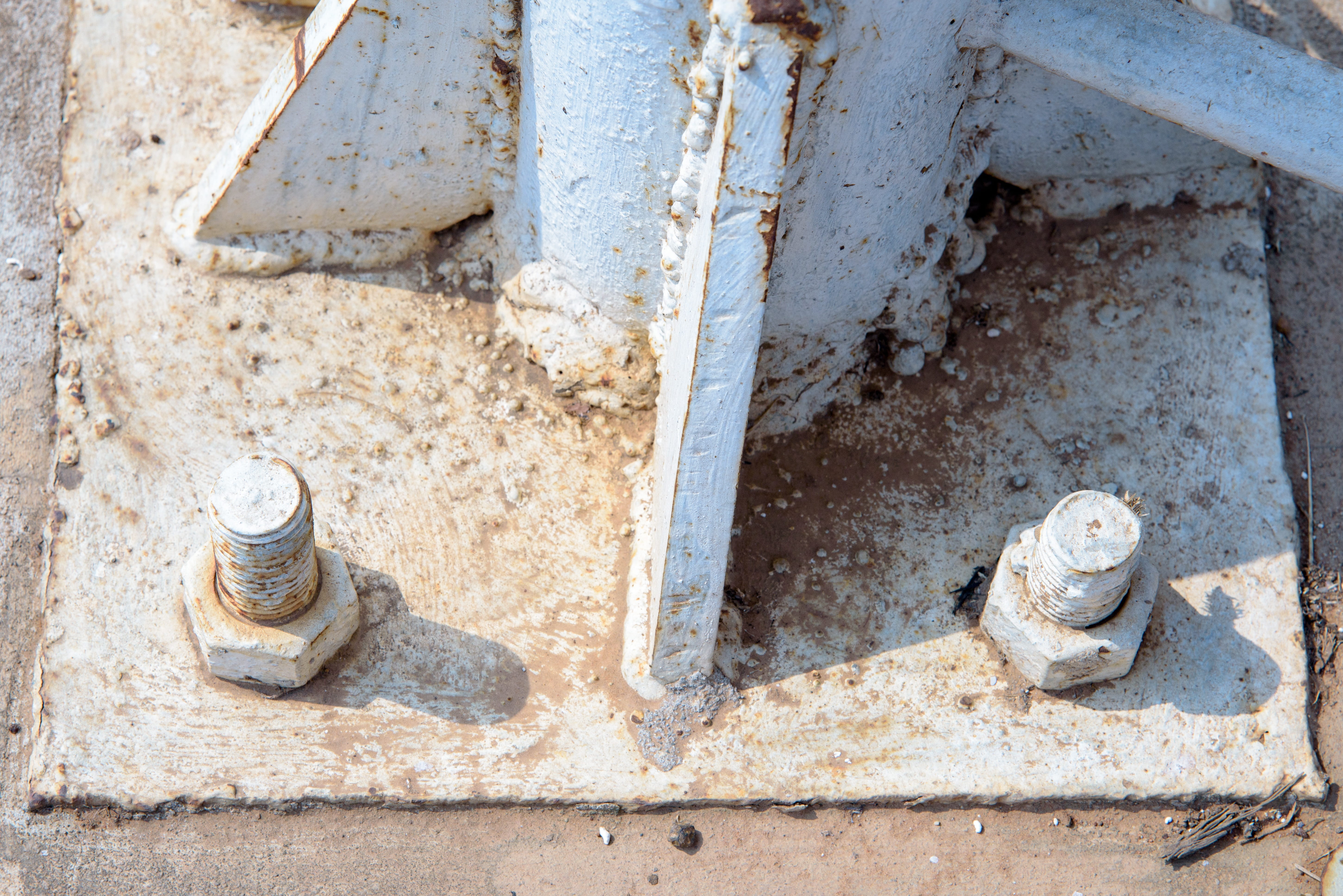 lamp, electric, heavy, electricity, bolts, nuts, architecture, forms, wall - building feature, 5K, duty, pins, bolt, dirty, abandoned, day, support, grass, HD Wallpaper