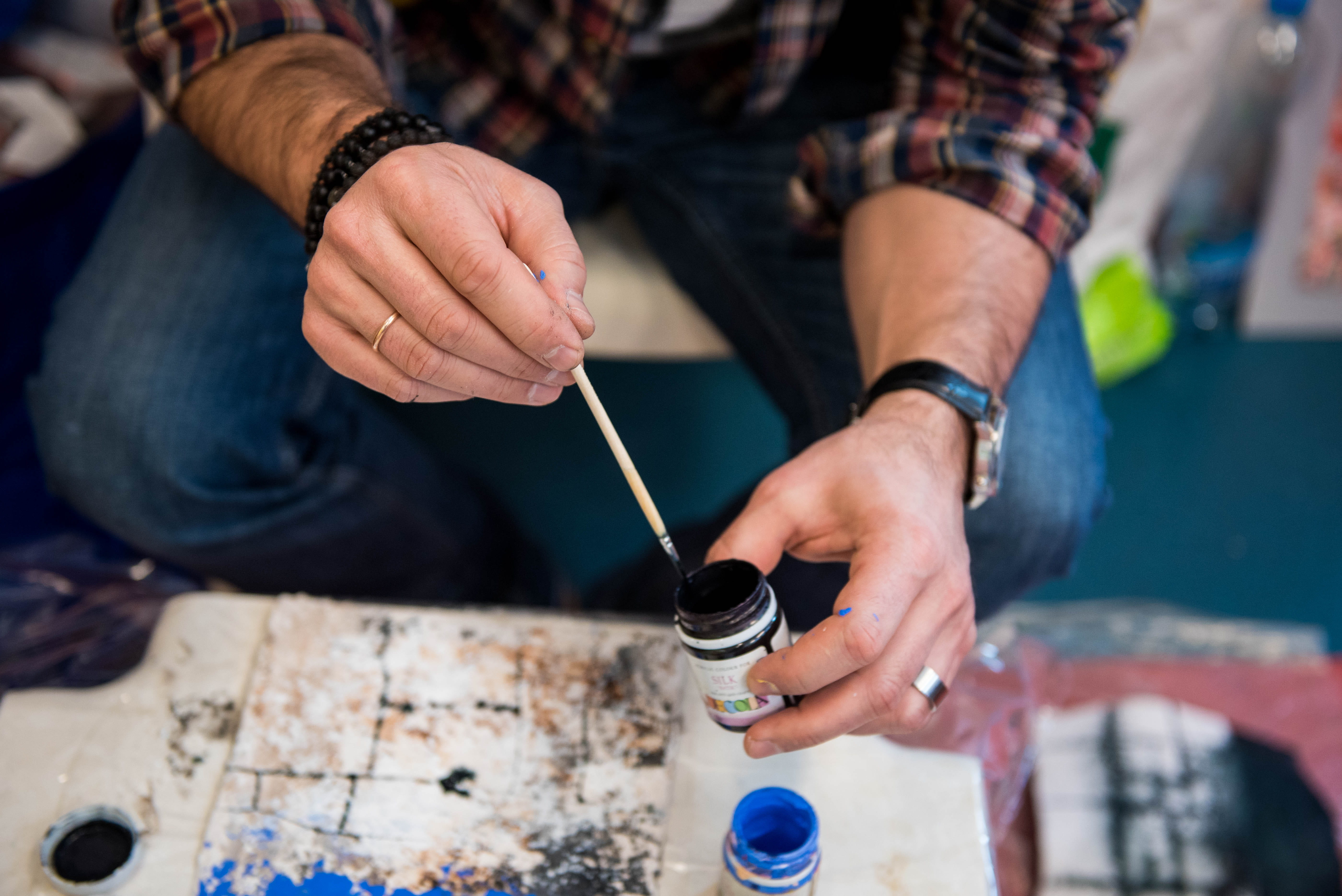 midsection, palette, blonde, adult, selective focus, human hand, men, person, girl, female, holding, focus on foreground, wood, close-up, paint container, HD Wallpaper