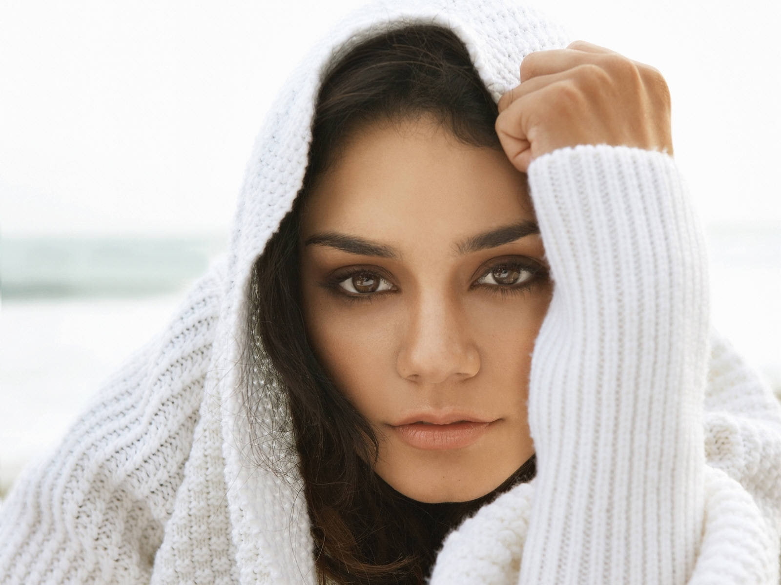 vanessa, girl, 720P, long hair, sweater, woolen sweater, woolen, hair, hudgens, vanessa hudgens, long, eyes, HD Wallpaper