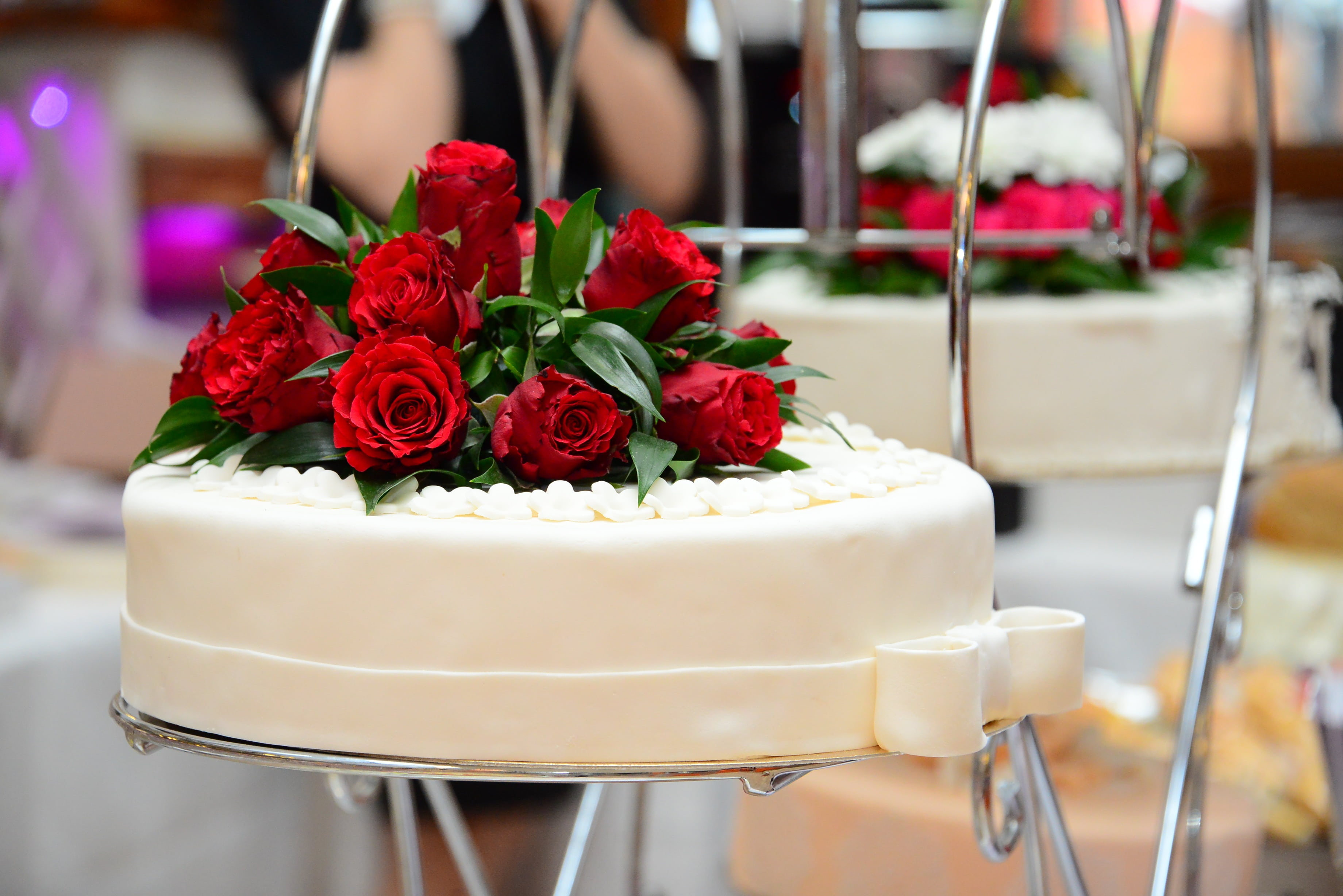 beauty in nature, food and drink, marriage, nature, celebration, vulnerability, rose - flower, cake, flower, bunch of flowers, incidental people, bouquet, HD Wallpaper
