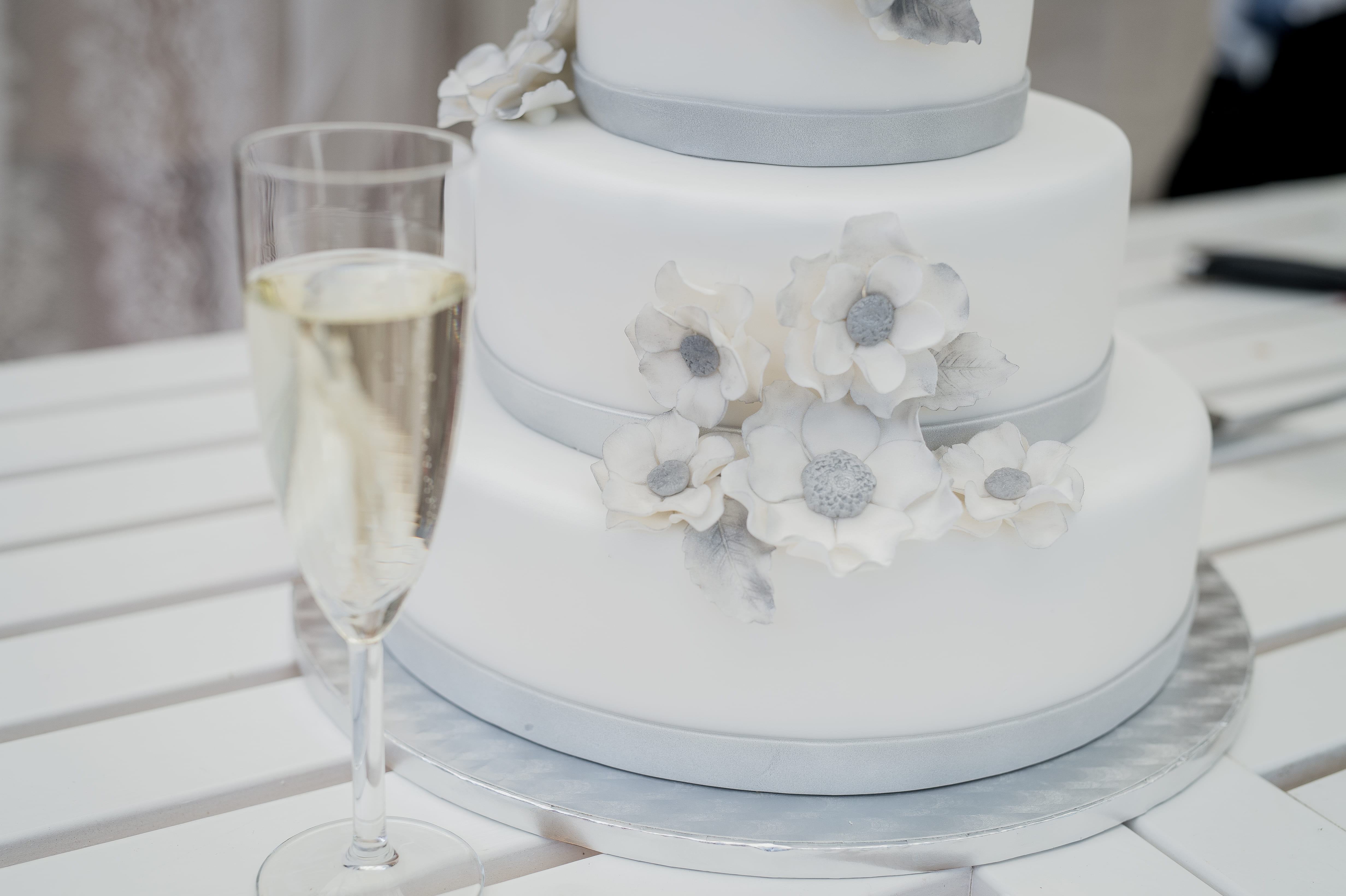 pastry, luxury, flowering plant, 4K, fondant, Wedding Cake, white color, close-up, cake, flower, focus on foreground, drink, icings, still life, table, HD Wallpaper