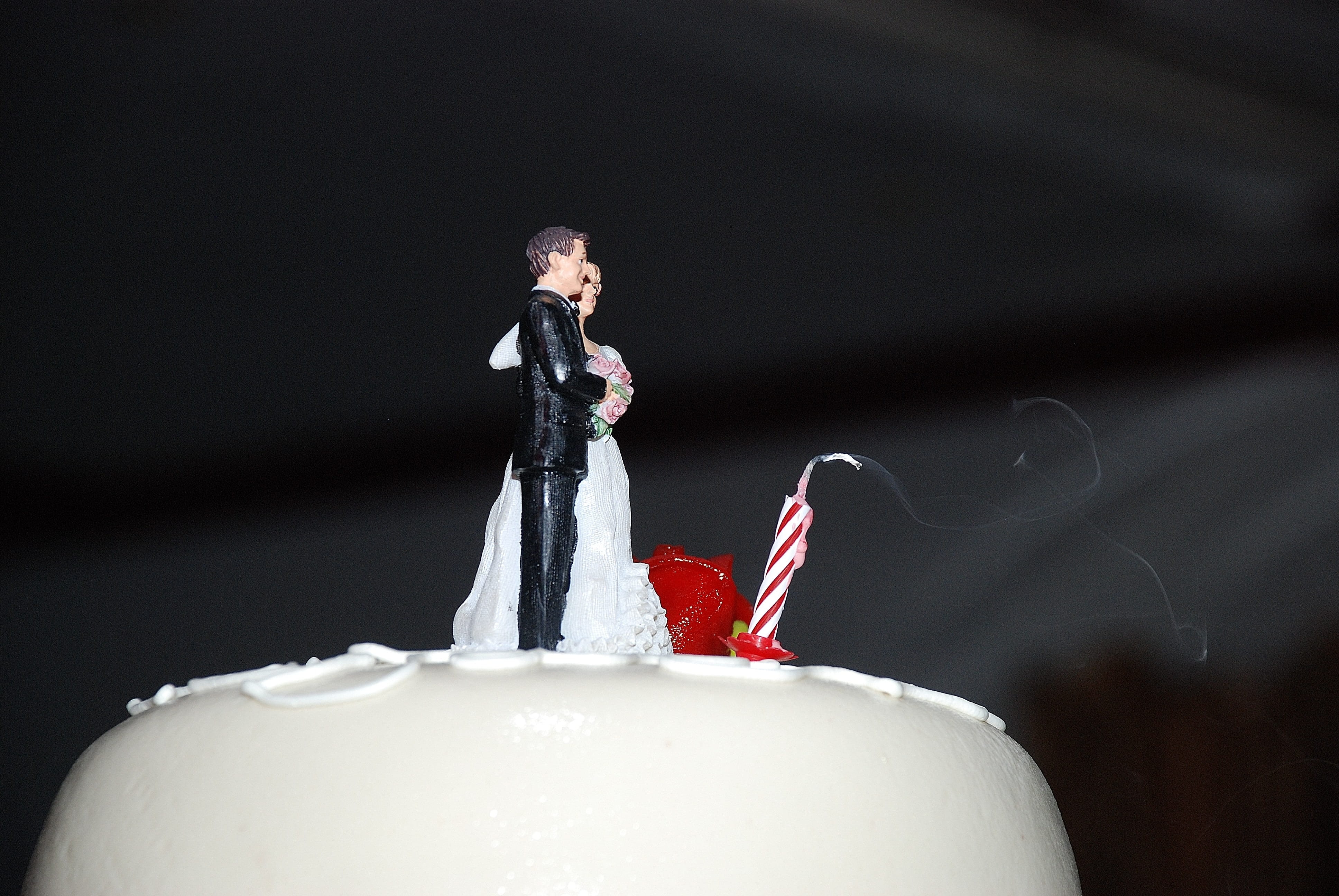 4K, Baking, celebration, indoors, wedding cake figurine, people, temptation, Bake, marry, Cream, wedding, holding, women, bride, night, wedding cake, red, HD Wallpaper