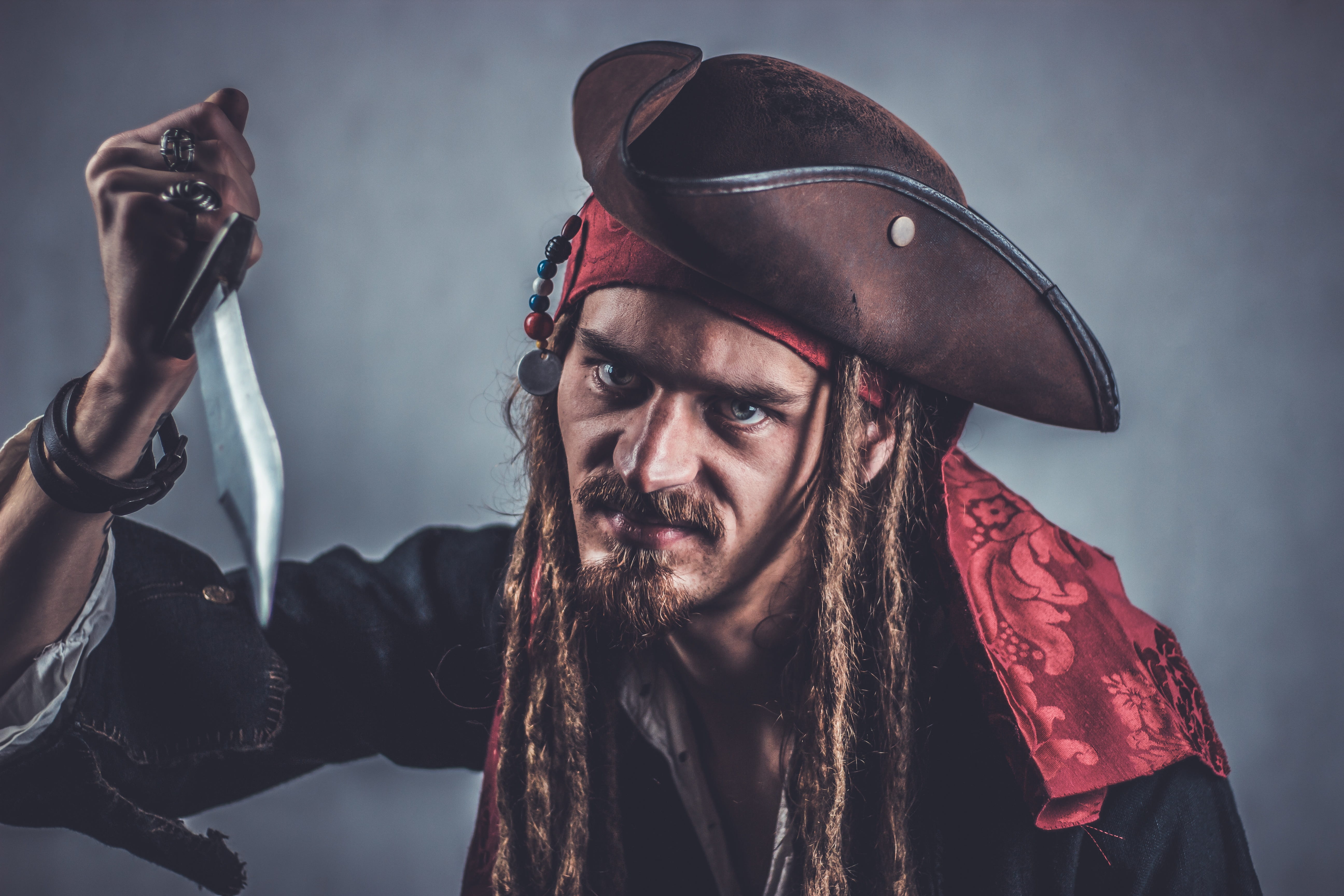 masculinity, sparrow, dreads, coseplay, evil, seafarer, young adult, dom, dark, hunting knives, looking at camera, leather, shore leave, raid, dreadlocks, HD Wallpaper