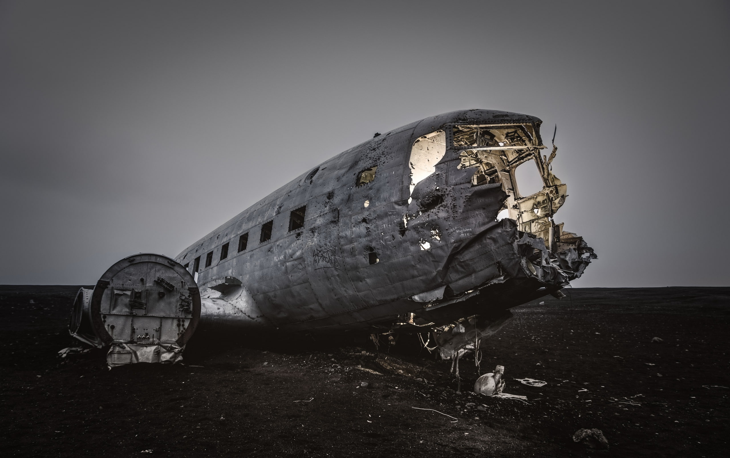 overcast, aircraft, old, wreck, Sólheimasandur, 2K, gray, black sand, vehicle, Iceland, HD Wallpaper