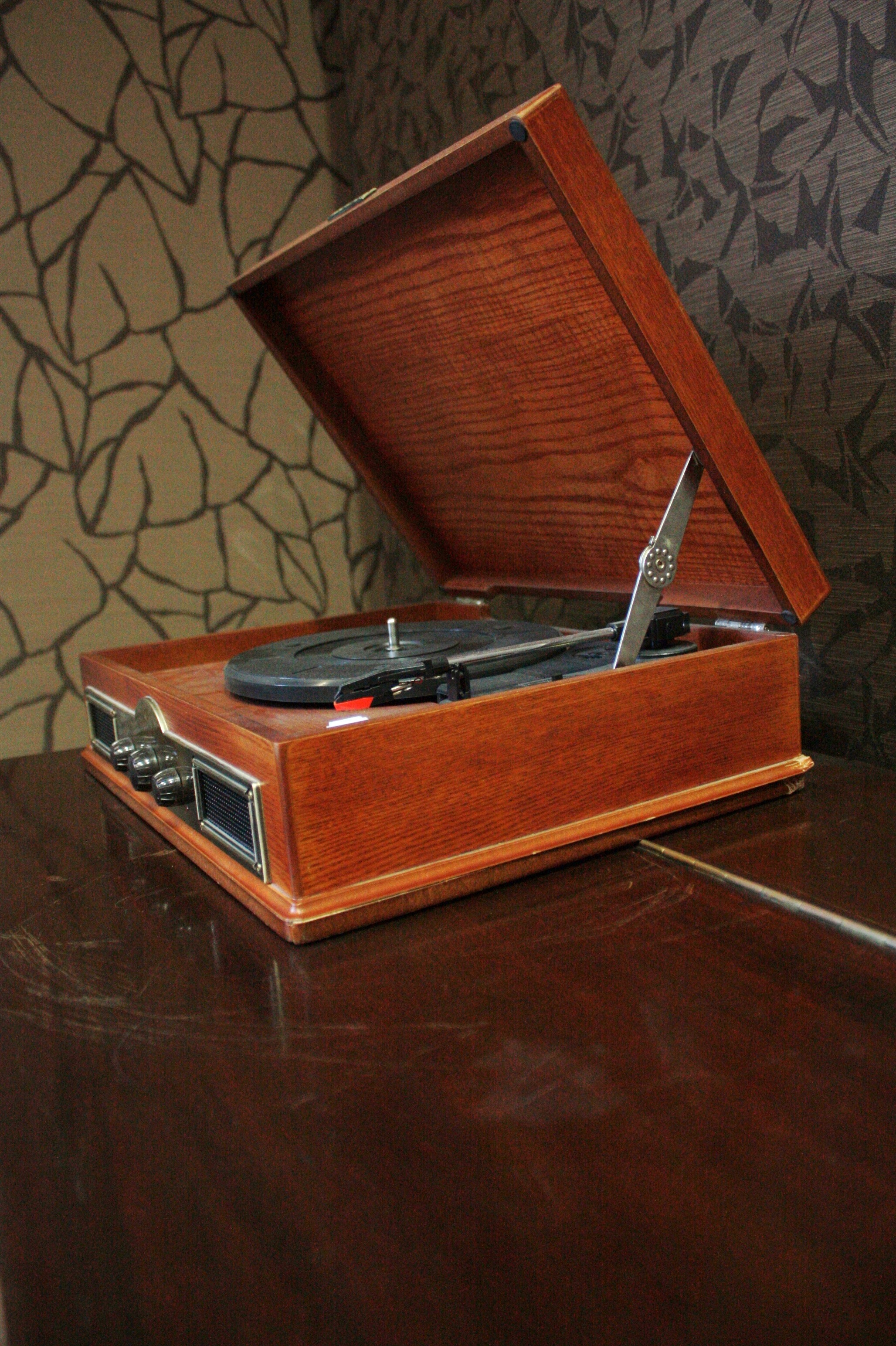 turntable, antique, music, 2K, nostalgia, wood - material, indoors, table, publication, tracks, close-up, retro, technology, book, sound, vinyl, needle, Phone HD Wallpaper
