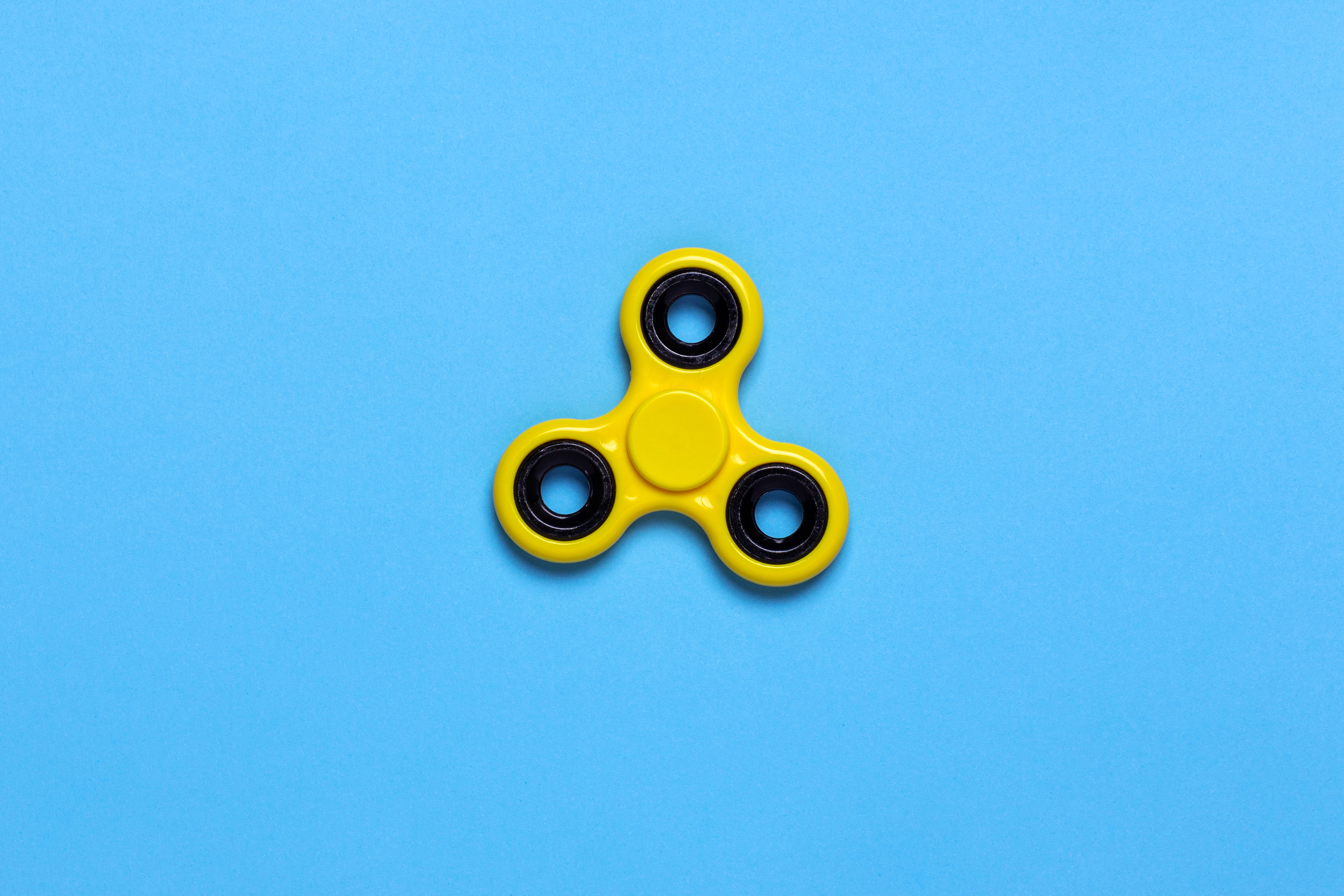 single object, fidget, pattern, tri, connection, background, cut out, yellow, colors, blue, tabletop, studio shot, close-up, metal, still life, 4K, group of objects, HD Wallpaper