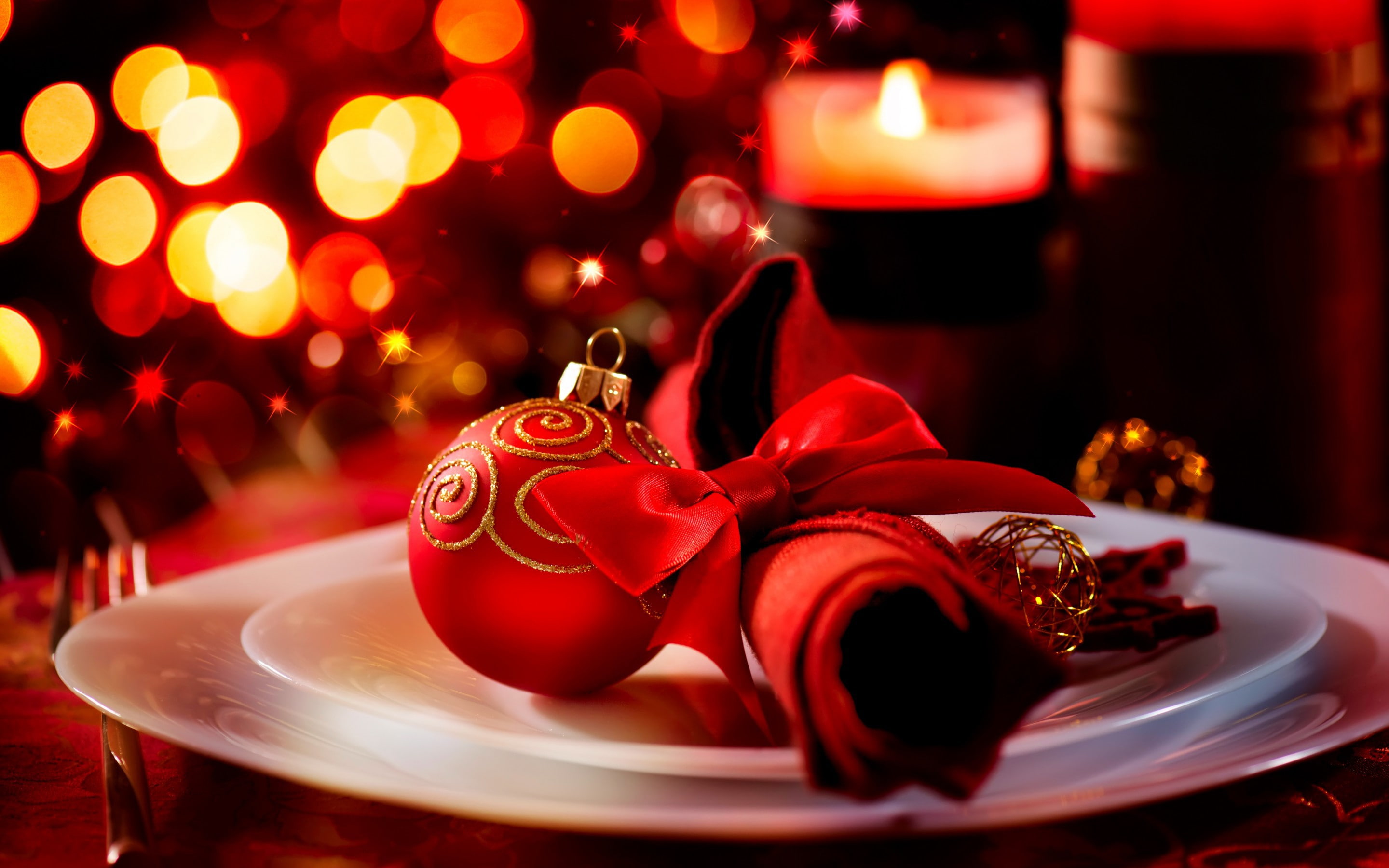 table, festive, napkin, candles, lights, balls, dishes, ball, Holidays, bokeh, new, winter, New Year, 2K, plate, Christmas, year, Red, HD Wallpaper