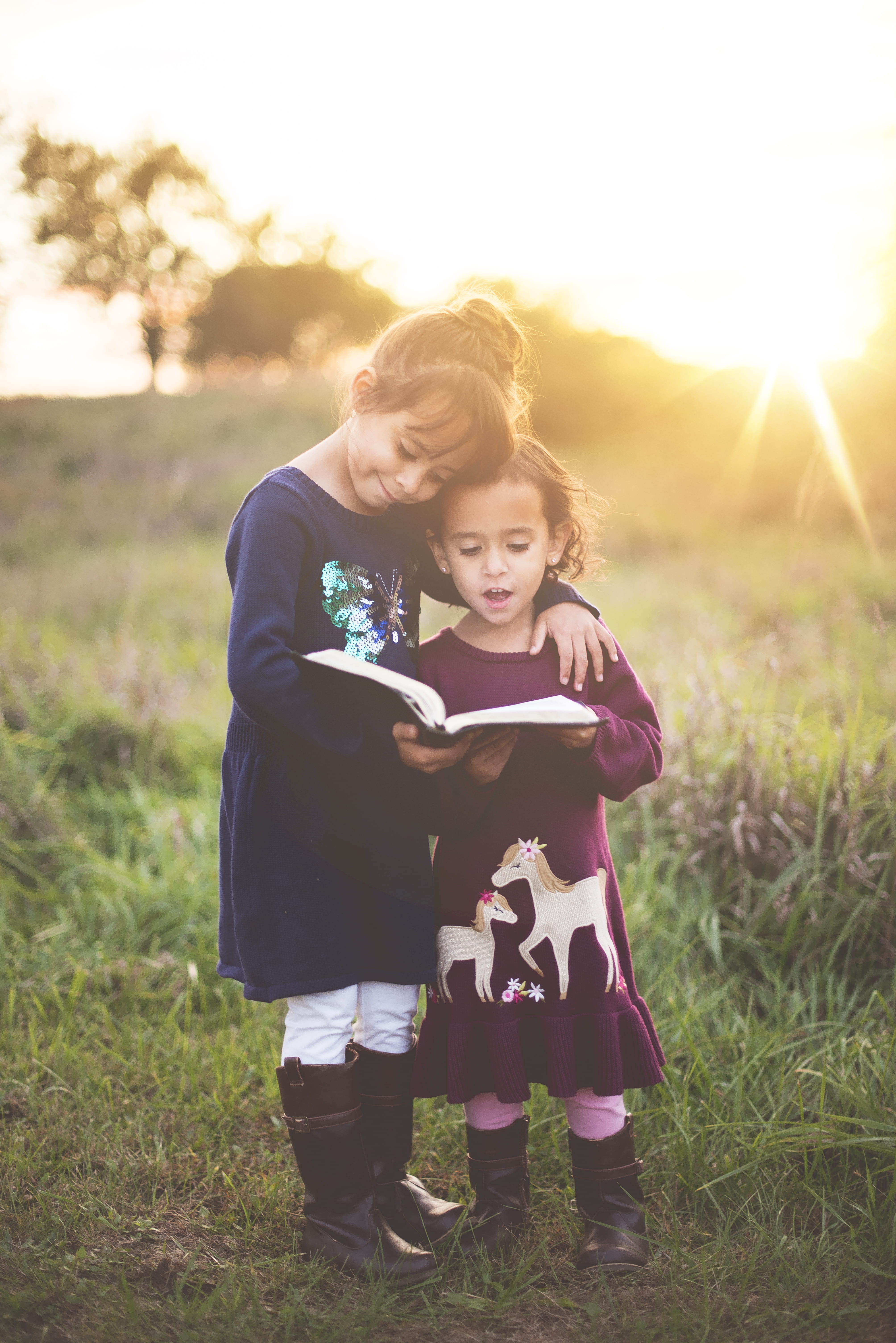 s, casual clothing, innocence, read, left, sun, positive emotion, sun flare, sky, hand, girls, green, girl, sister, golden, toddler, females, hour, child, Phone HD Wallpaper