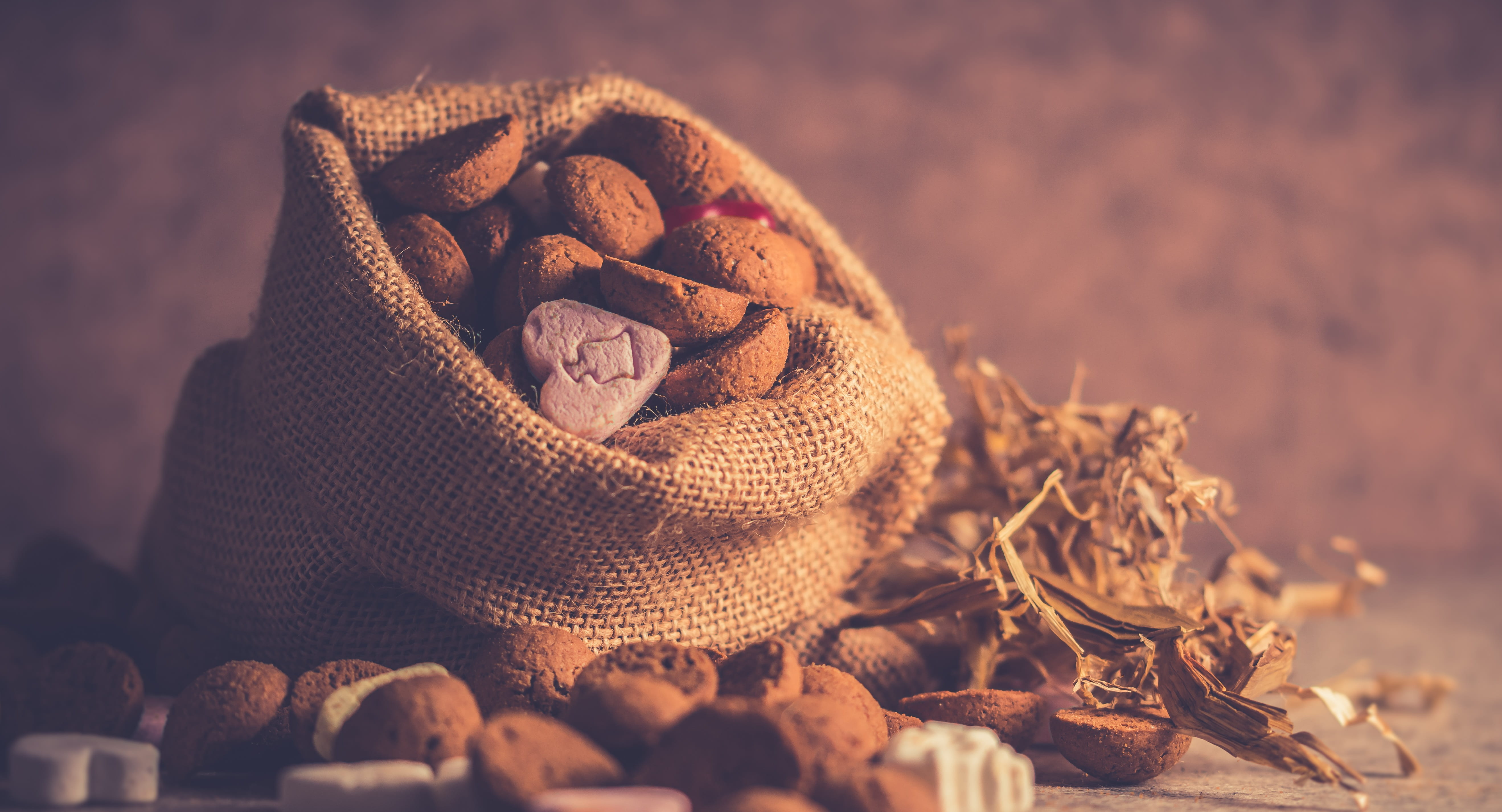 food, focal, shaped, brown, 5th of december, nature, no people, background, wood - material, photography, saint nicholas, plant part, cookies, textile, HD Wallpaper