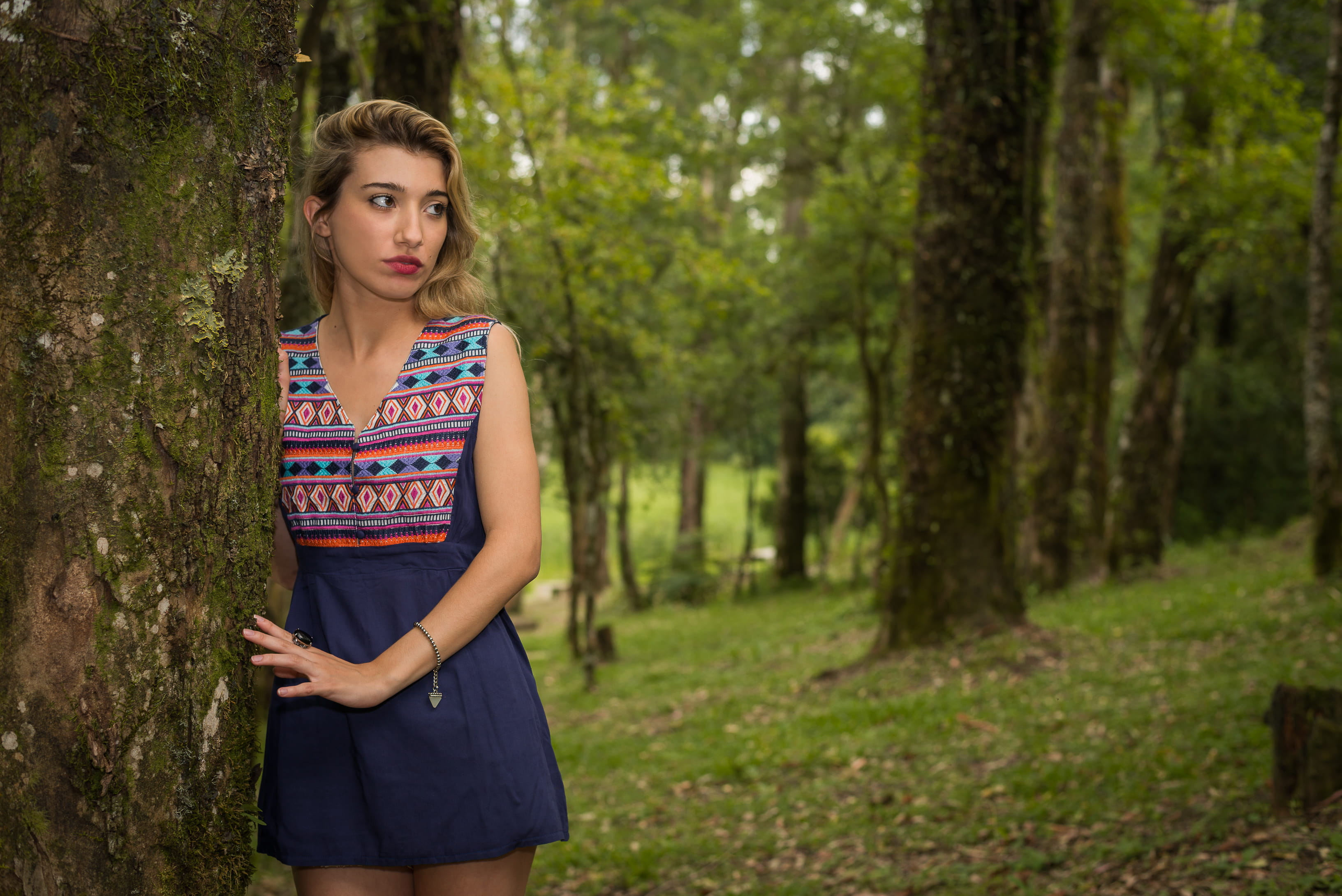 contemplation, pose, women, beautiful, tree trunk, argentina, woman, female, parque sierra de san javier, 2K, hairstyle, portrait, posing, tucuman, beauty, HD Wallpaper