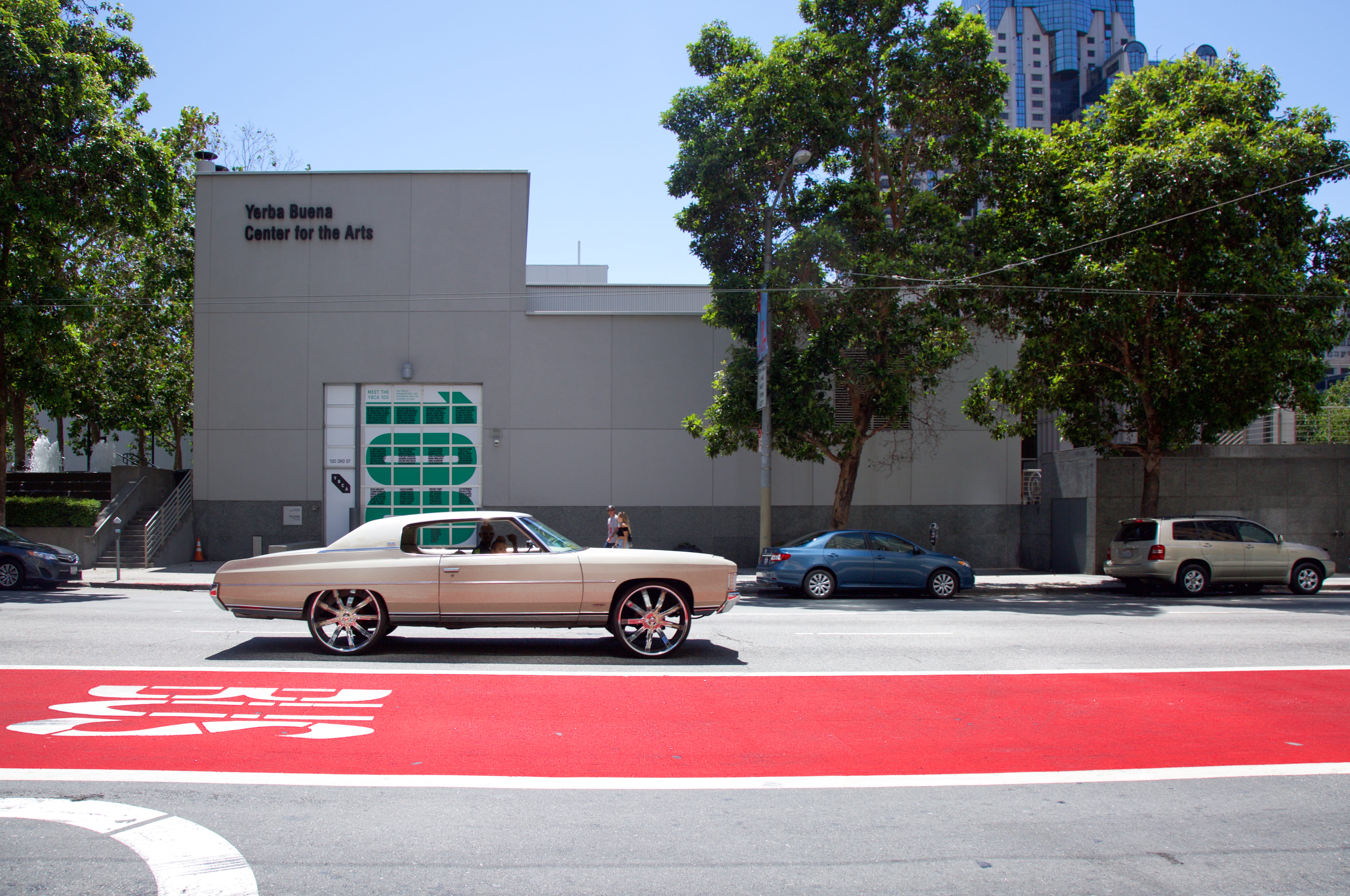 yerba buena, incidental people, road, nature, architecture, 5K, sf, drive, building, city, coupe, mode of transportation, sanfransisco, silver, bus lane, HD Wallpaper