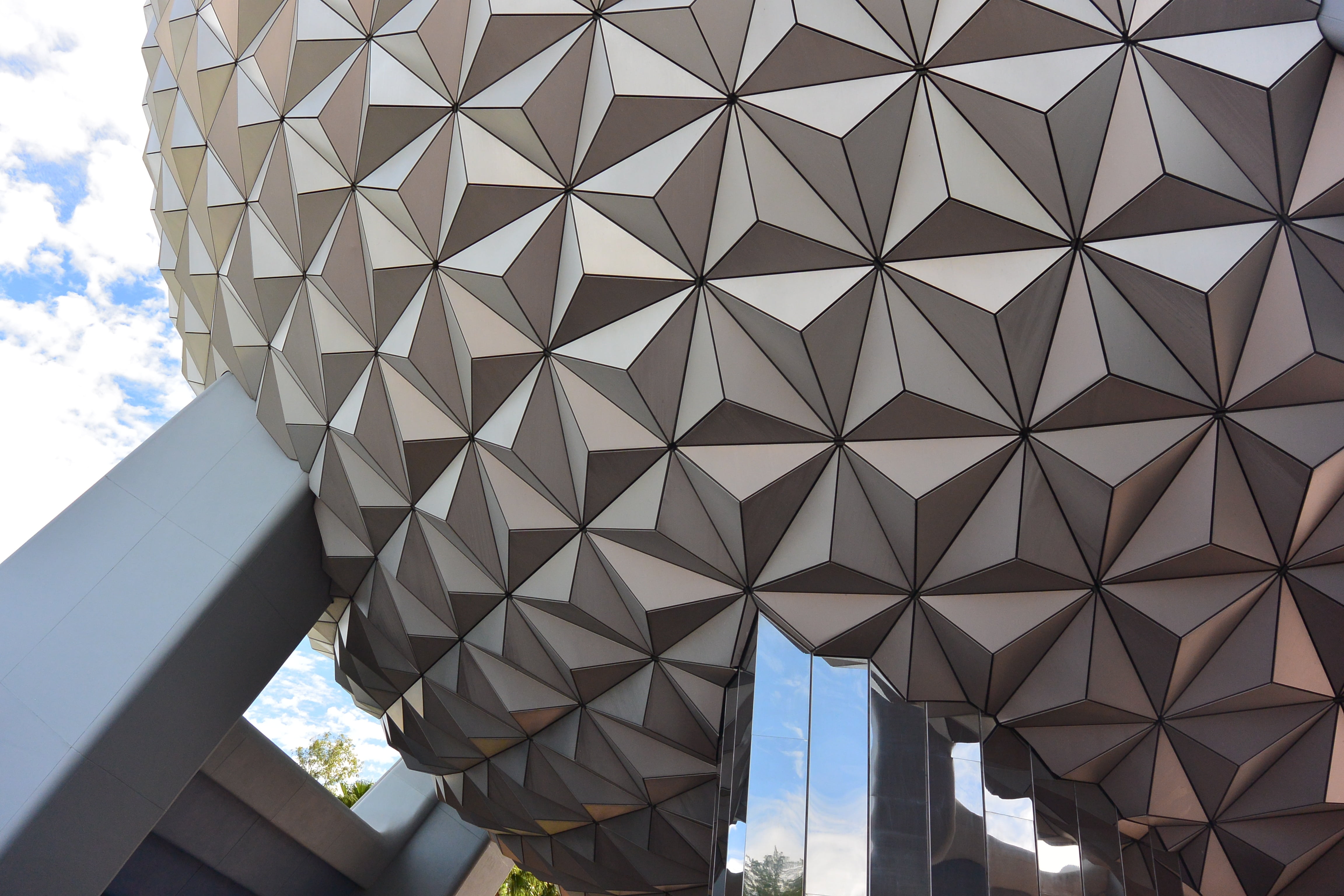 amusement park, triangle shape, office building exterior, building exterior, architecture and art, design, modern, city, day, sky, pattern, directly below, HD Wallpaper