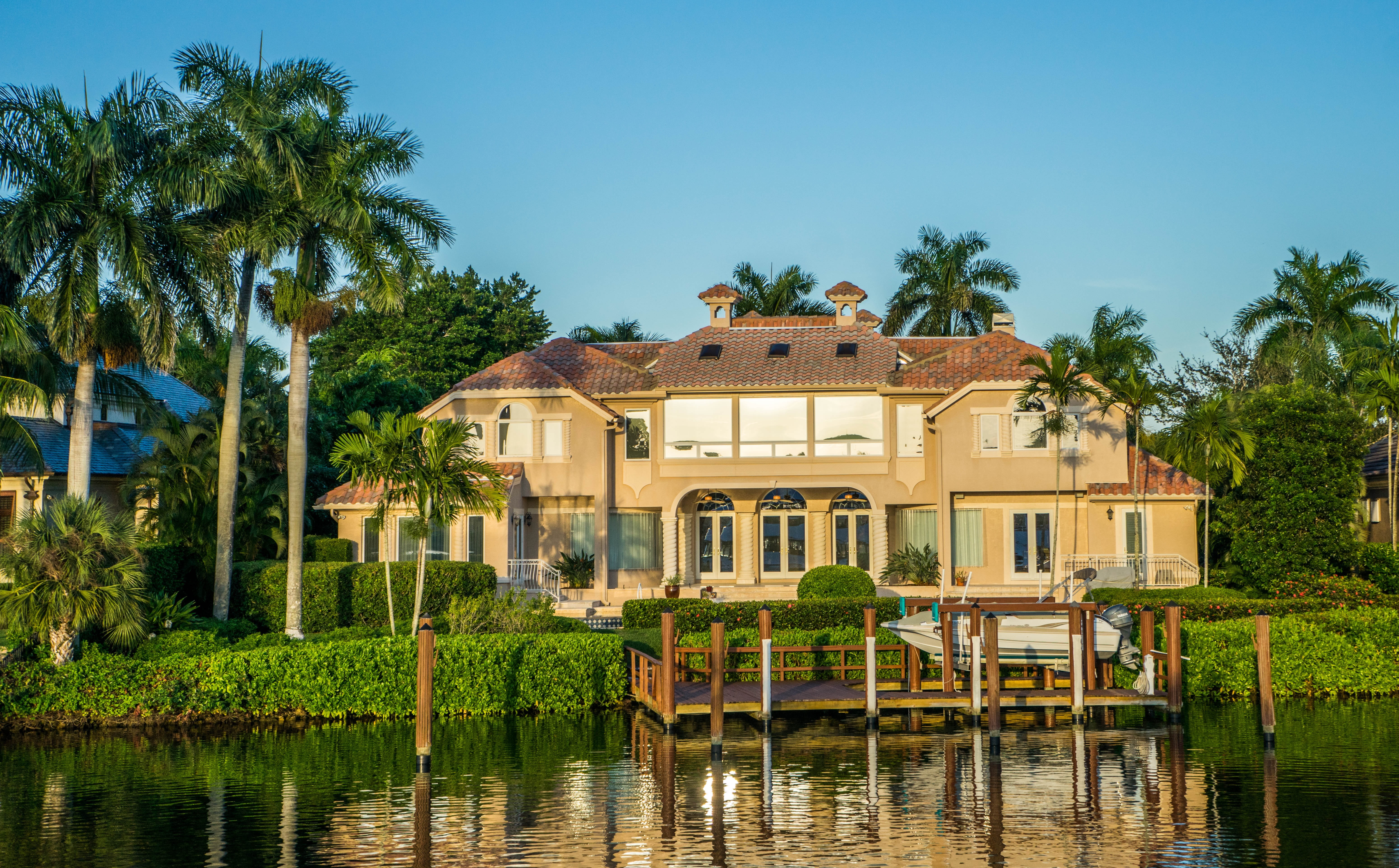 palm, tree, architecture, sea, coconut palm tree, 5K, naples, tropical, palm trees, outdoors, wealth, building exterior, blue, house, built structure, HD Wallpaper