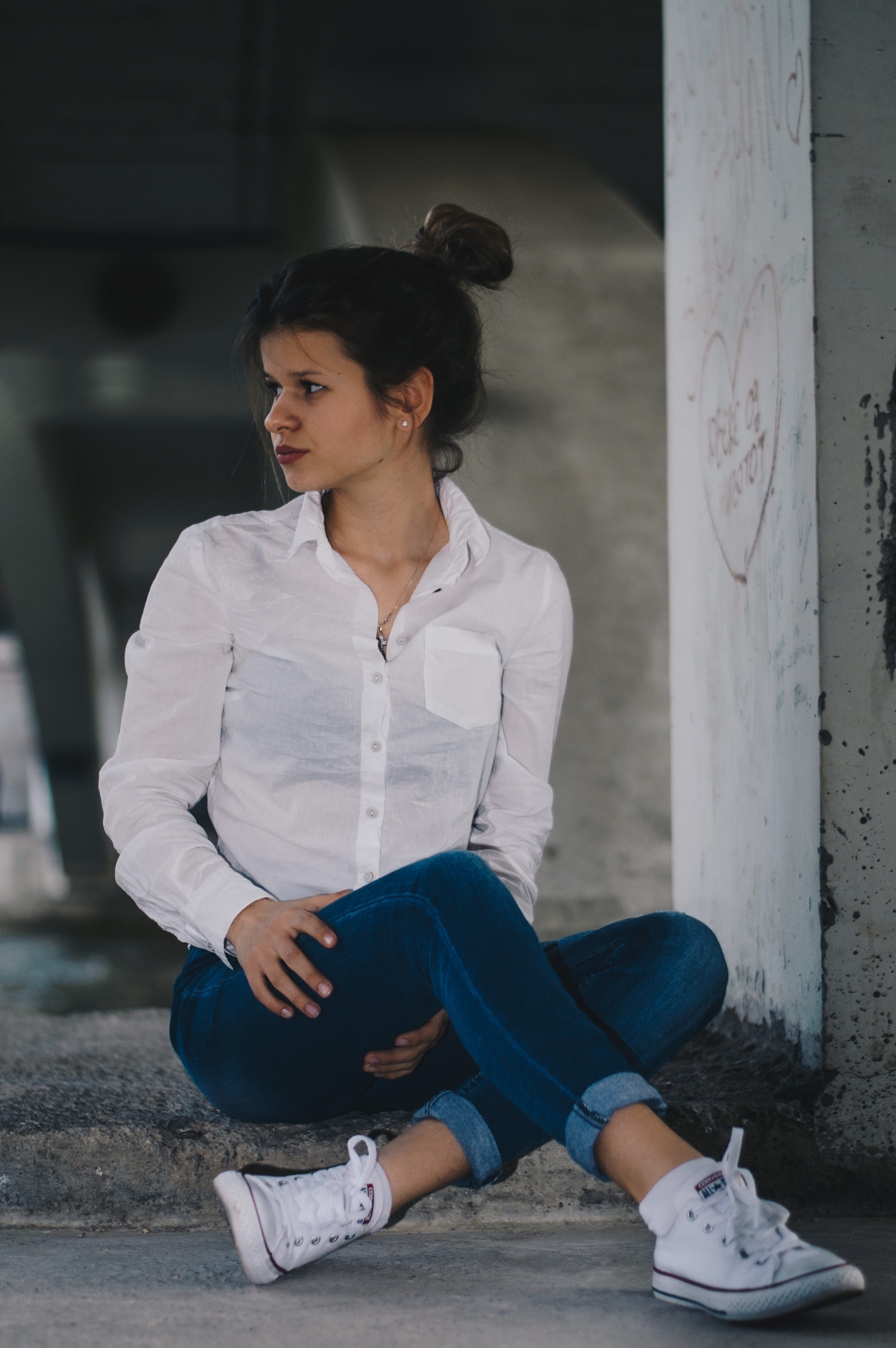 contemplation, fashion, architecture, beautiful woman, women, looking away, casual clothing, jeans, leisure activity, real people, model, cute, one person, Phone HD Wallpaper