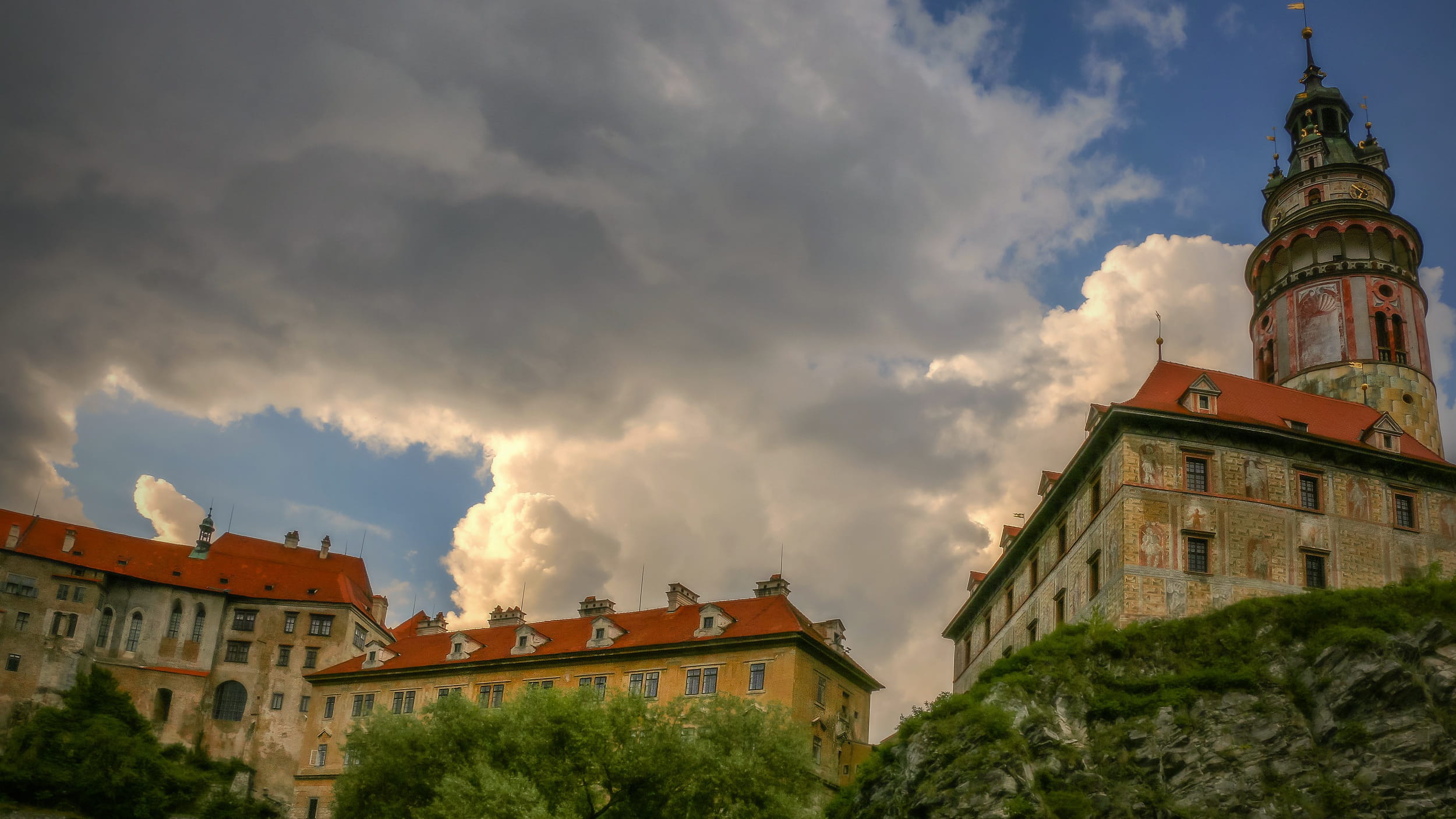 city, low angle view, tree, 1080P, outdoors, cloud - sky, the roof of the, sky, belief, Czech, architecture, travel destinations, nature, spirituality, HD Wallpaper