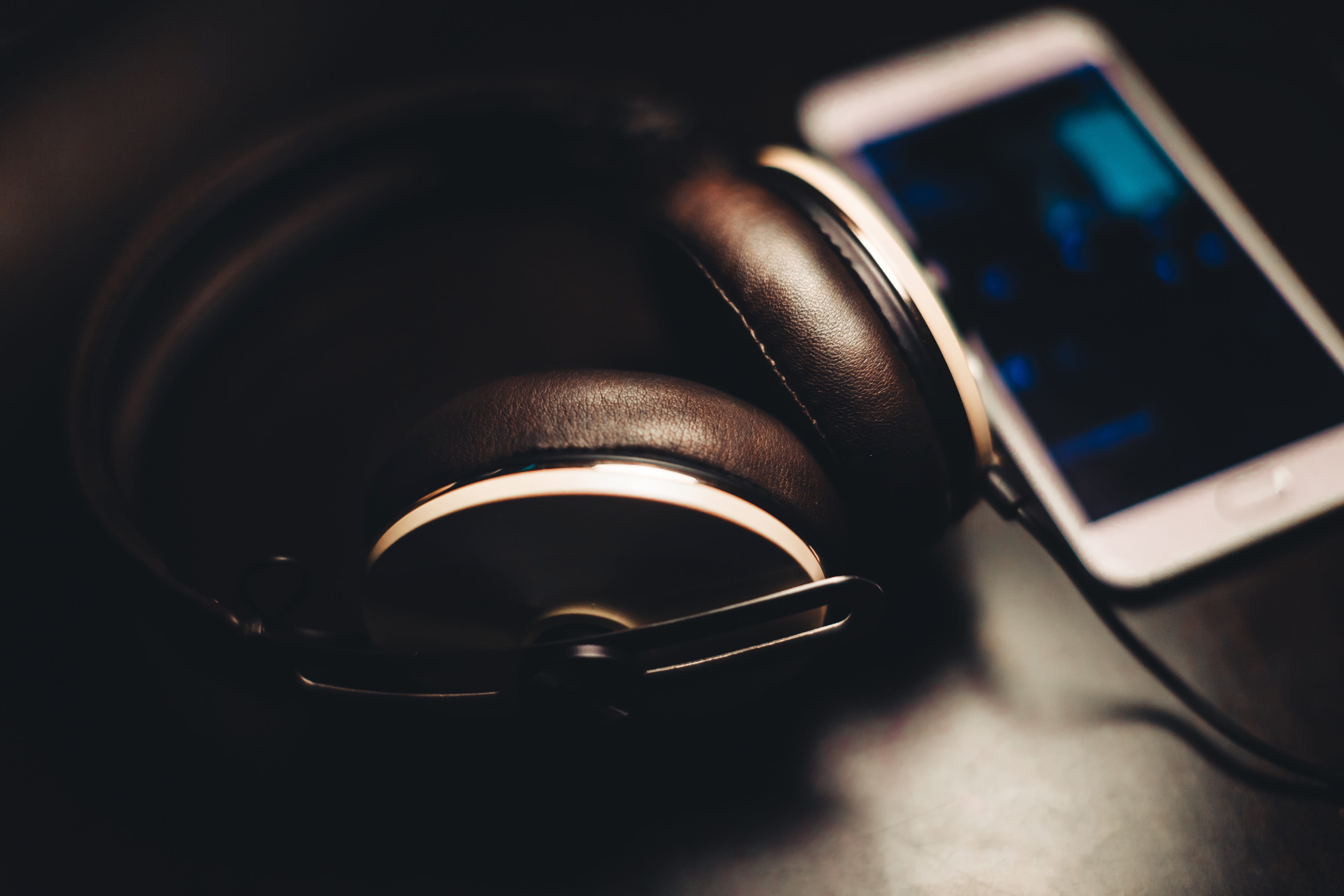 headset, 4K, mobile Phone, telecommunications equipment, android, music, dark, listening, headphone, selective focus, photo, electrical equipment, selective, HD Wallpaper