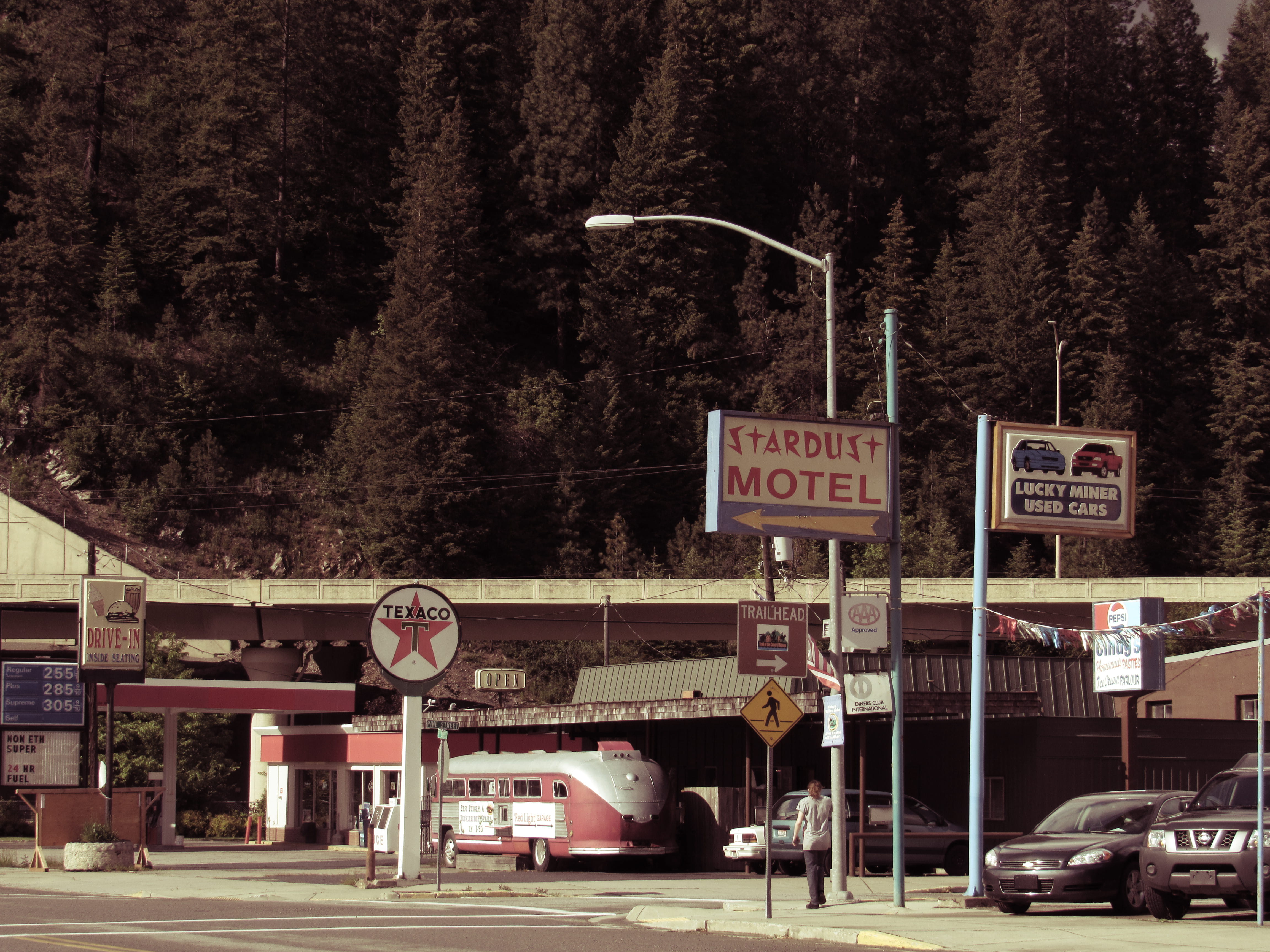 information, motor vehicle, motel, road, wallace, land vehicle, nature, western script, city, united states, plant, cars, outdoors, small town, gas station, HD Wallpaper