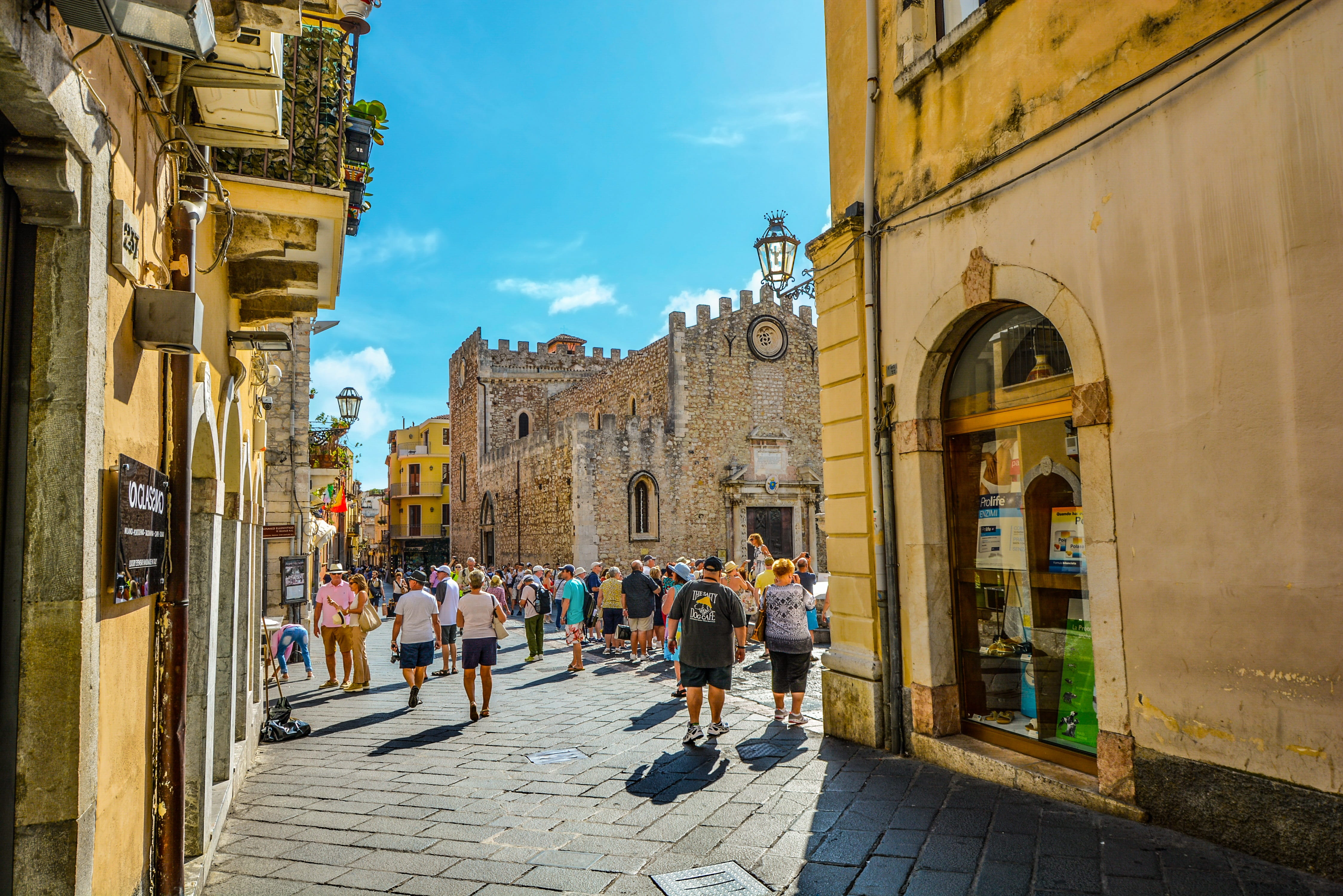 lifestyles, sunny, arch, 4K, building, mediterranean, women, group of people, tourists, vacation, belief, large group of people, taormina, town, building exterior, HD Wallpaper