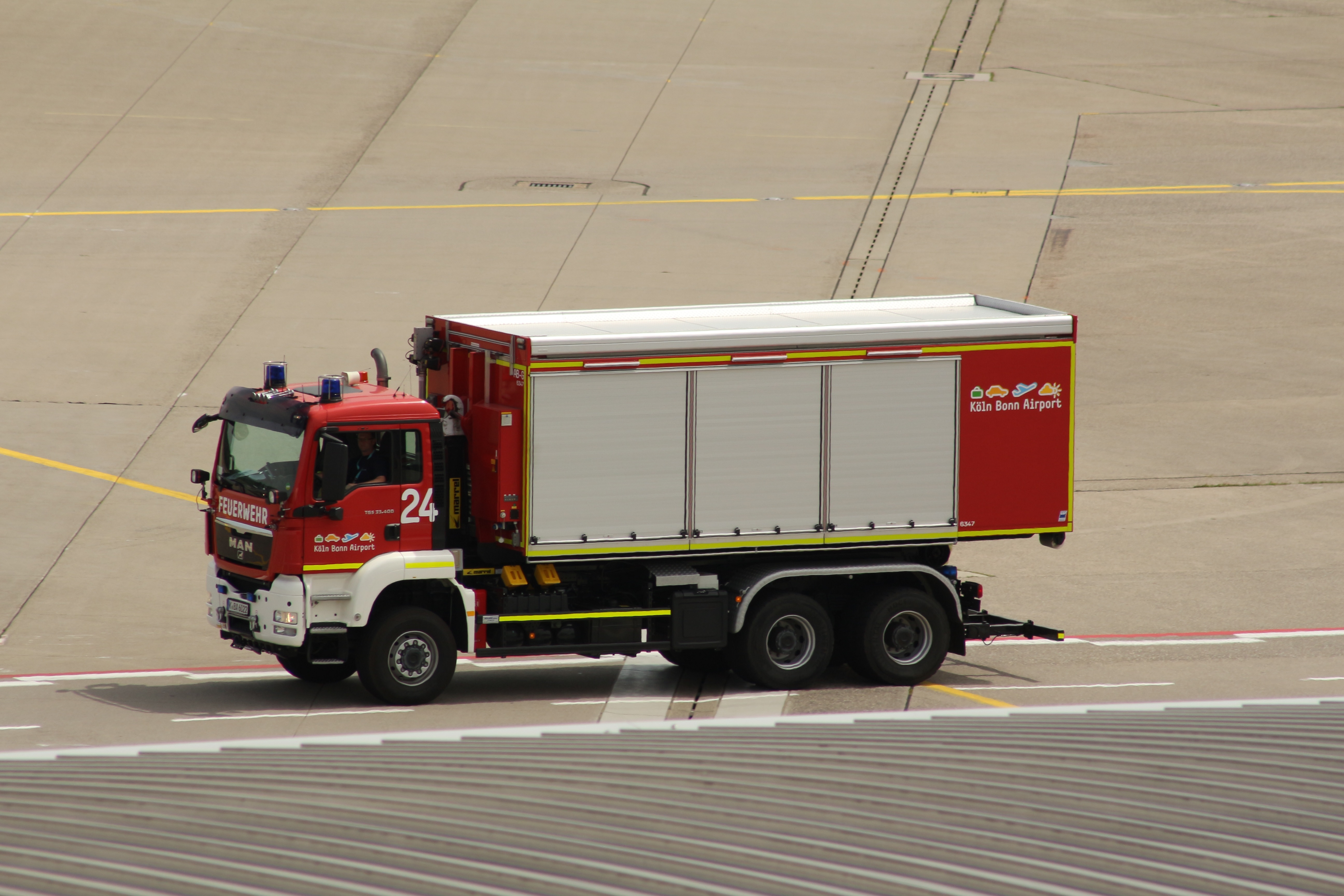 media, travel, men, road, greenbox, 5K, airport, head, kleinbild film, photo film, transportation, accessories, image, camera, runway, motor vehicle, photographer, HD Wallpaper