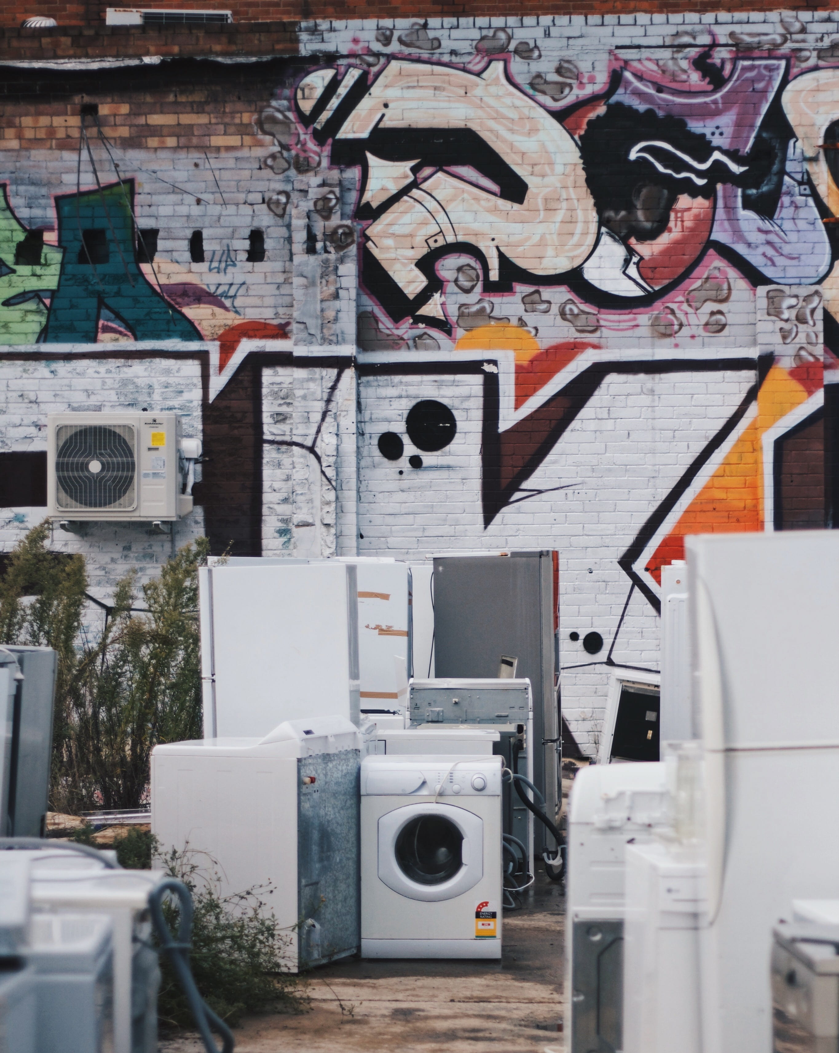 graffiti, fridge, junk, art and craft, large group of objects, rubbish, day, wall, art, machinery, refrigerator, junk yard, architecture, city, text, wall - building feature, Phone HD Wallpaper