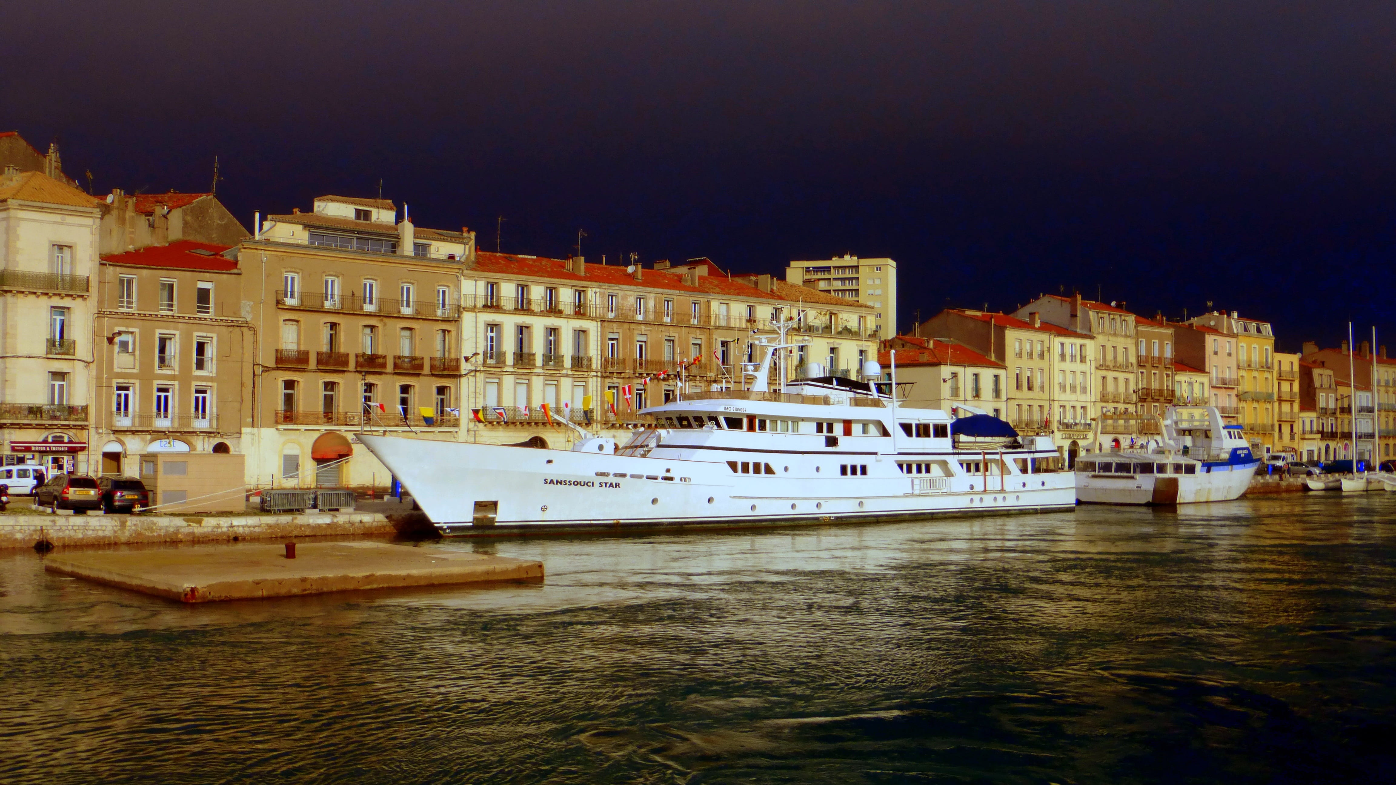 city, yacht, stormy, building exterior, built structure, incidental people, architecture, tourism, mode of transportation, pier, passenger craft, waterfront, HD Wallpaper