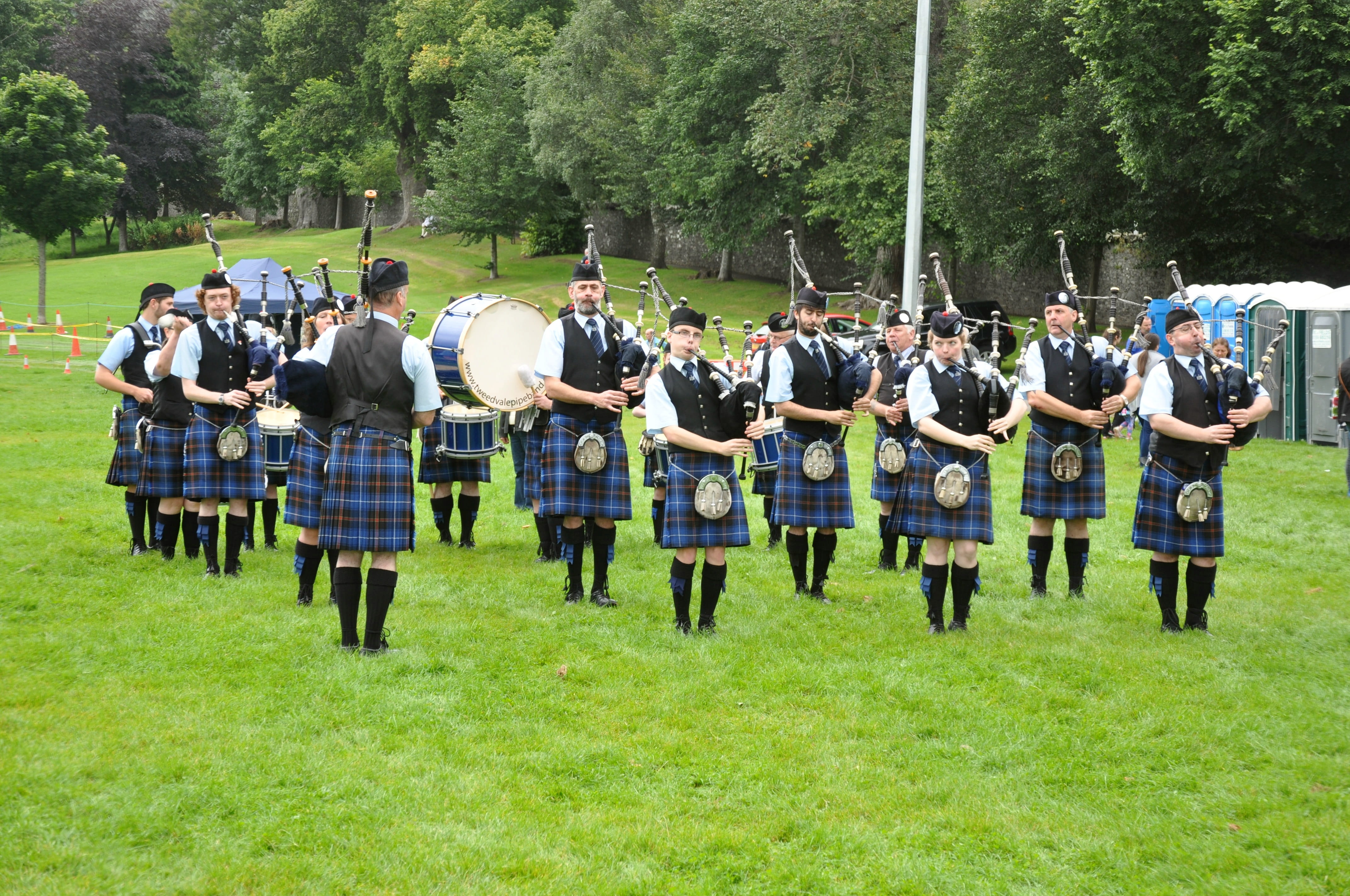 4K, scots, musical instrument, large group of people, green color, artist, highlands and islands, tartan, united kingdom, outdoors, kilt, piper ribbon, HD Wallpaper