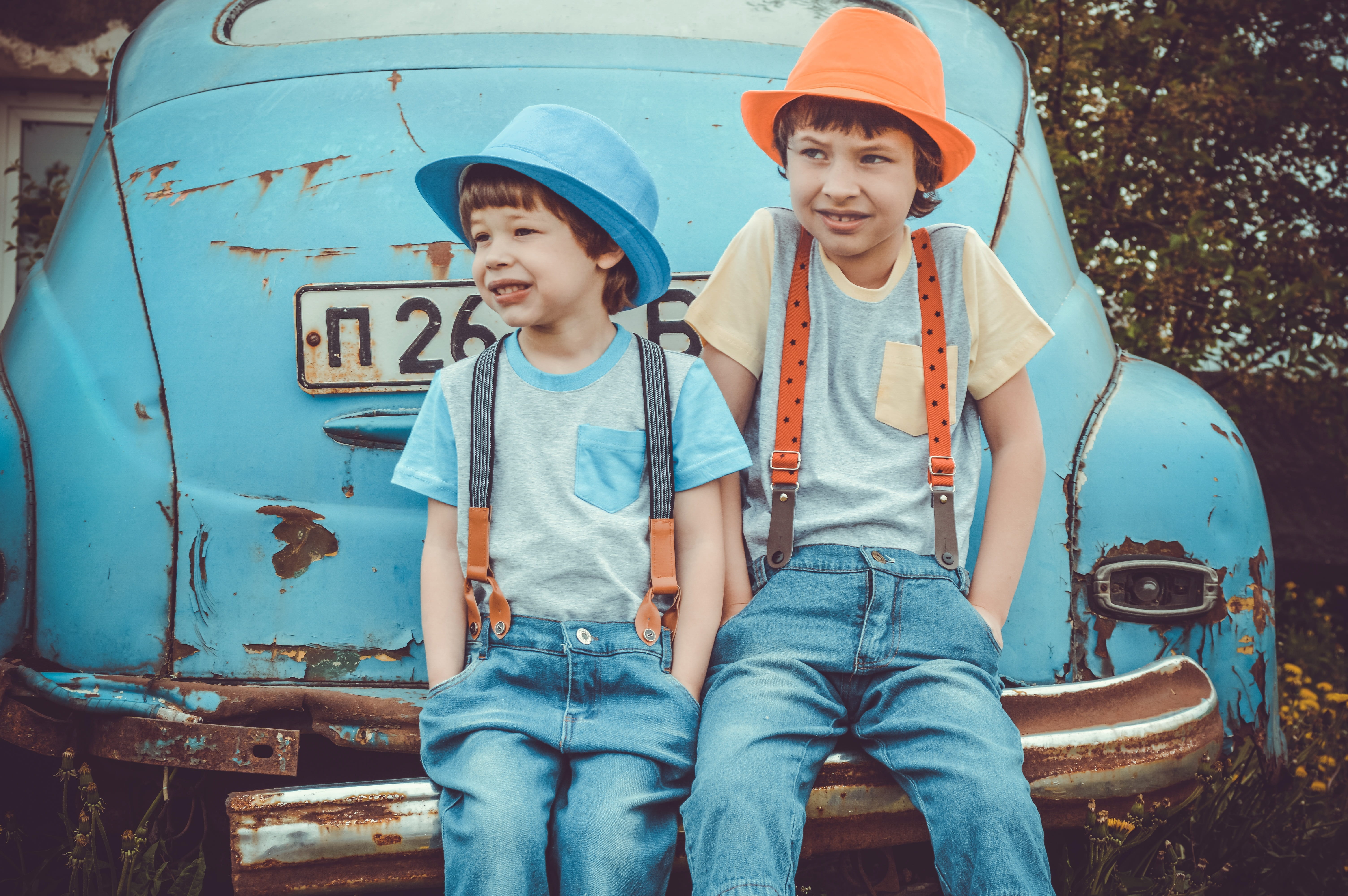 blue, 5K, childhood, outdoors, smiling, three quarter length, volga, front view, transport, real people, smiles, old cars, bumper, toddlers, males, happiness, HD Wallpaper