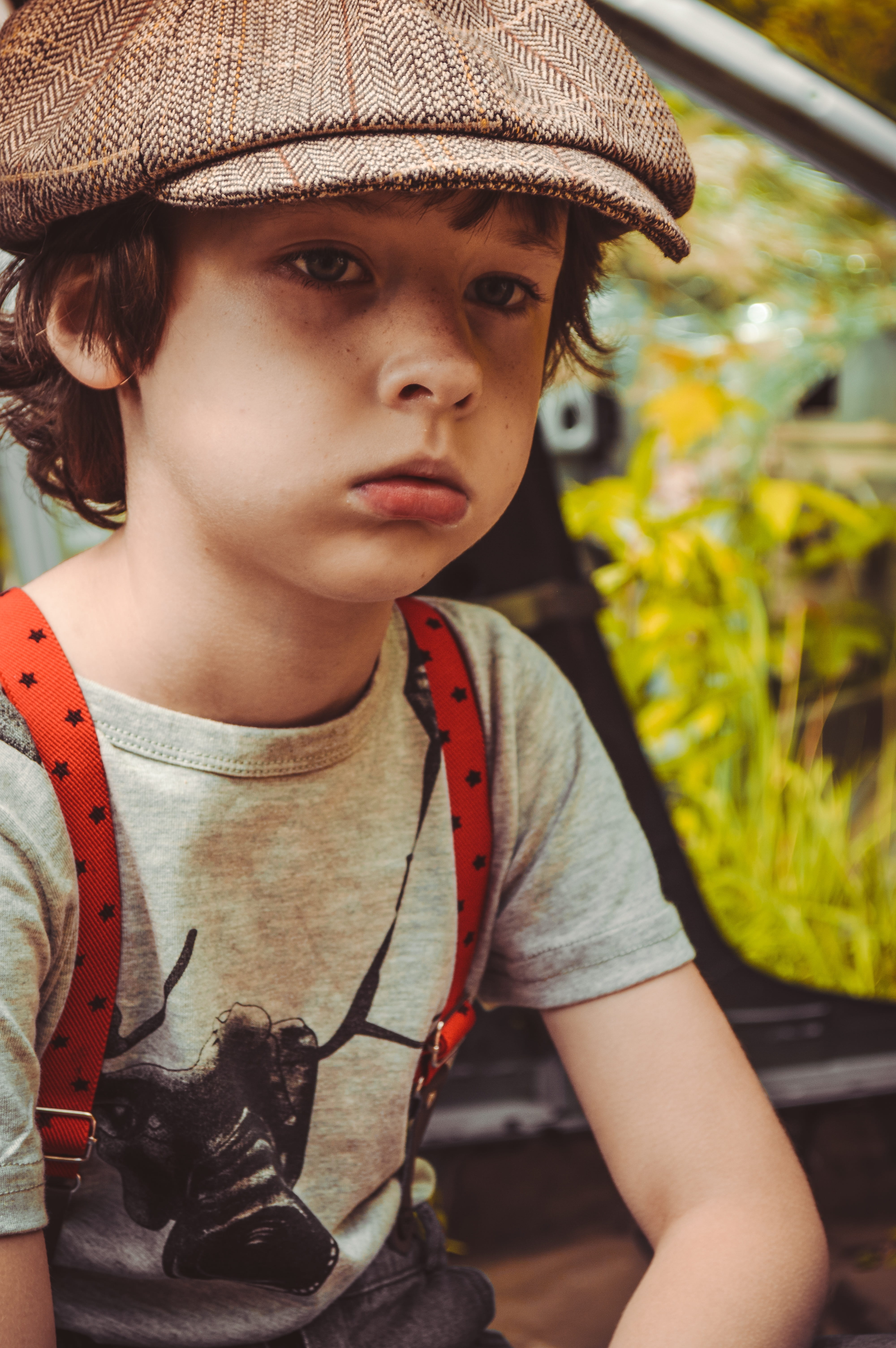 workshop, teenager, girls, brown, front view, child, real people, kid, 5K, casual clothing, bullies, old cars, lifestyles, outdoors, cute, boy, looking, Phone HD Wallpaper