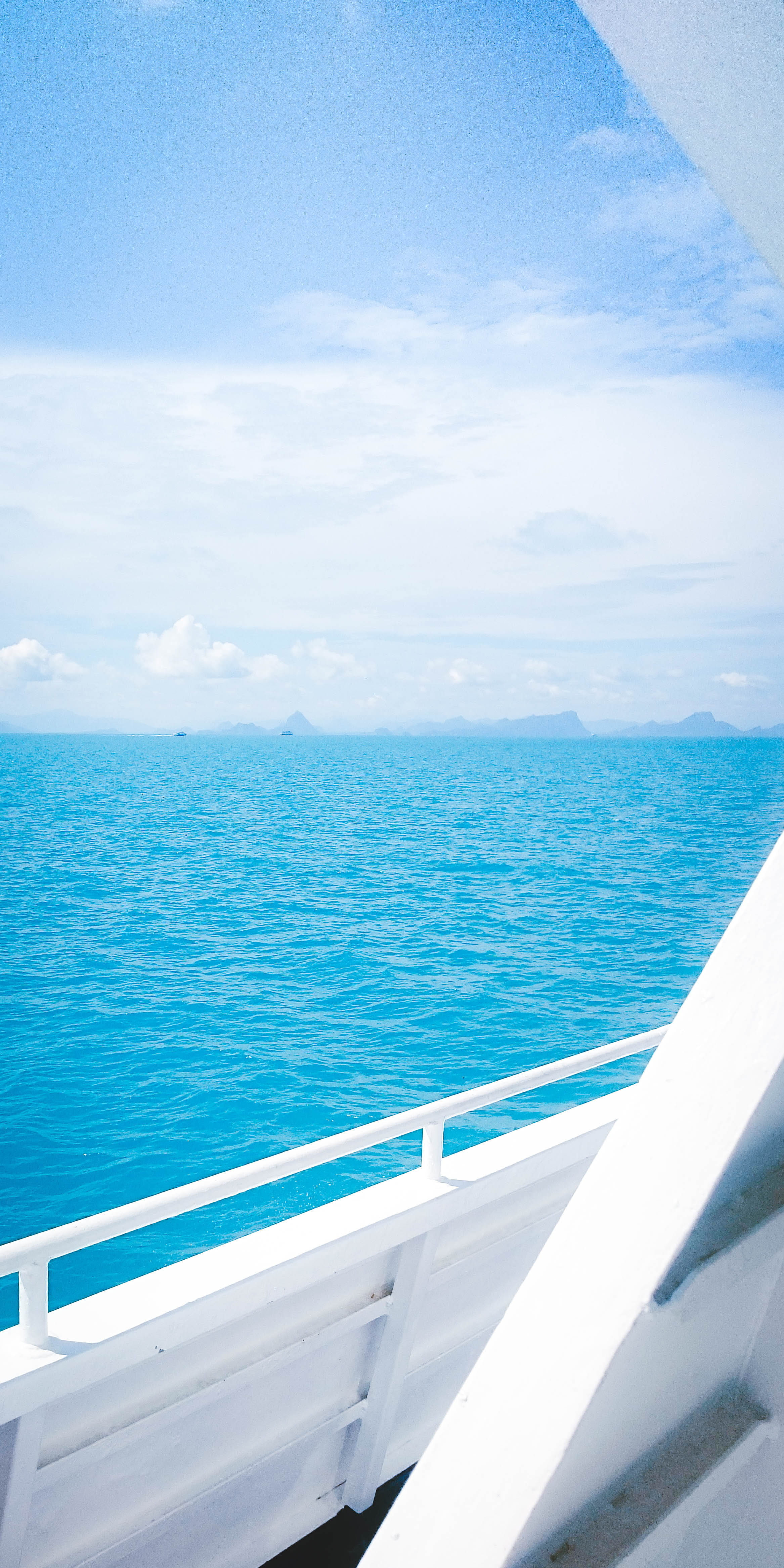 nautical vessel, 4K, daytime, water, minimal, boat, clean, sky, voyaging, luxury, mode of transportation, gulf of thailand, yacht, holiday, horizon over water, Phone HD Wallpaper