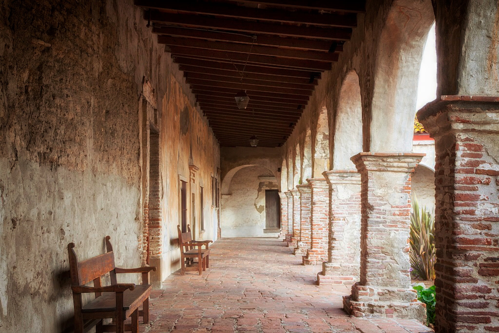 wall, spirituality, building, california, old, benches, two, brown, religion, direction, day, columns, 1080P, no people, ancient, corridor, arcade, architectural column, HD Wallpaper