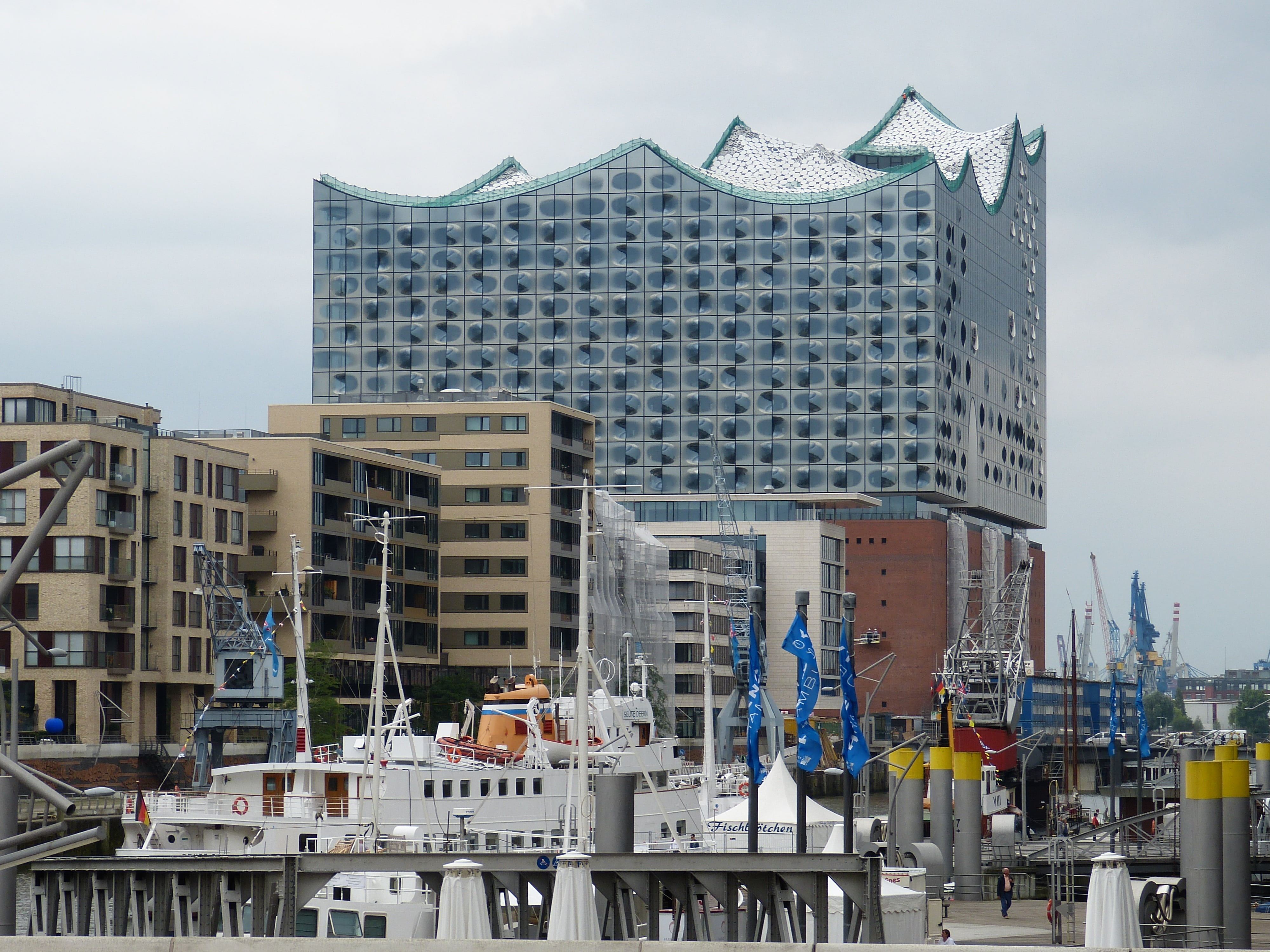 harbour city, apartment, incidental people, mode of transportation, building exterior, outdoors, hanseatic city, elbe philharmonic hall, city life, transportation, HD Wallpaper