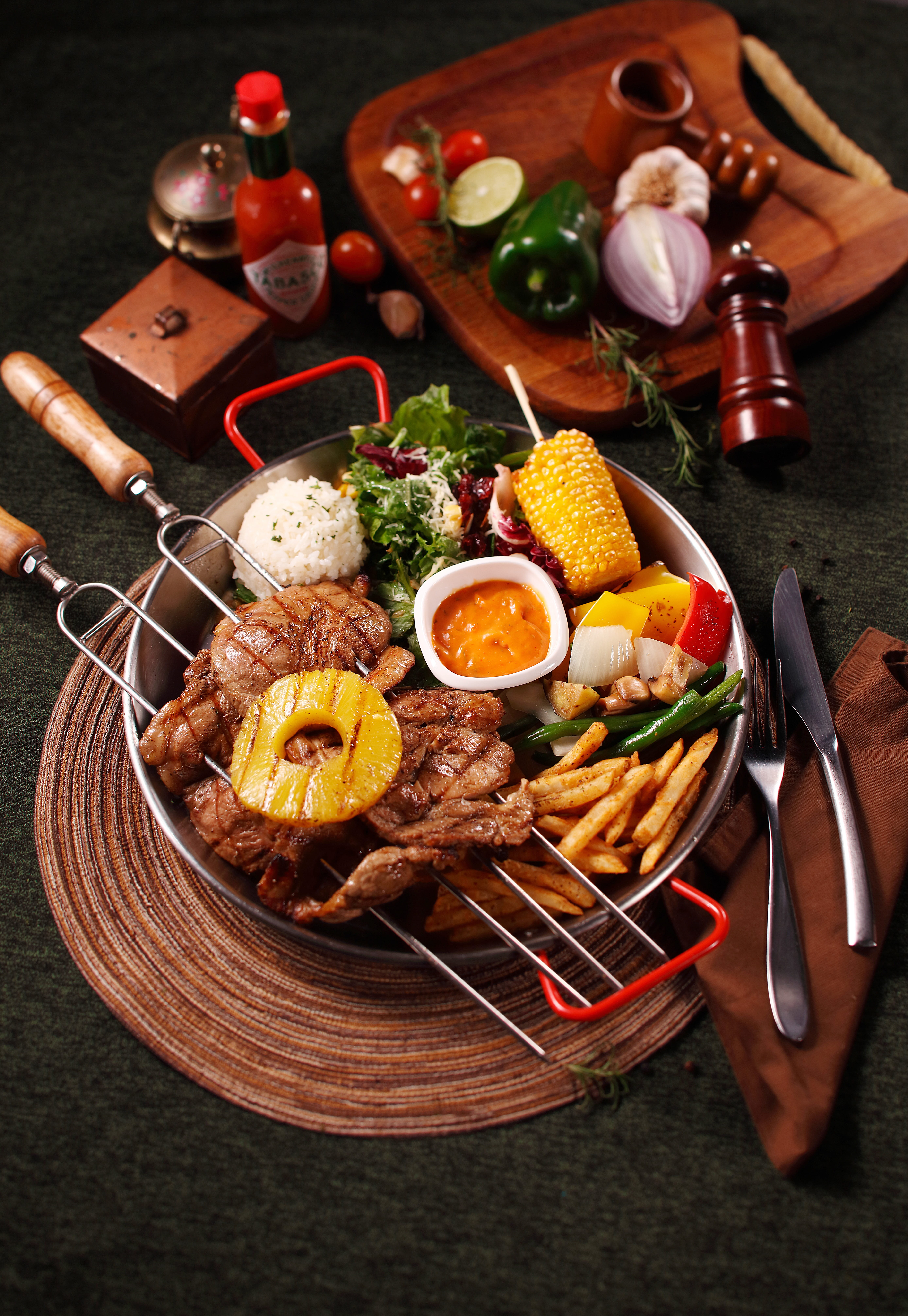 snacks, food and drink, kitchen utensil, healthy eating, restaurant, cafe, ready-to-eat, indoors, plate, knife, fork, relishes, vegetable, table knife, Phone HD Wallpaper